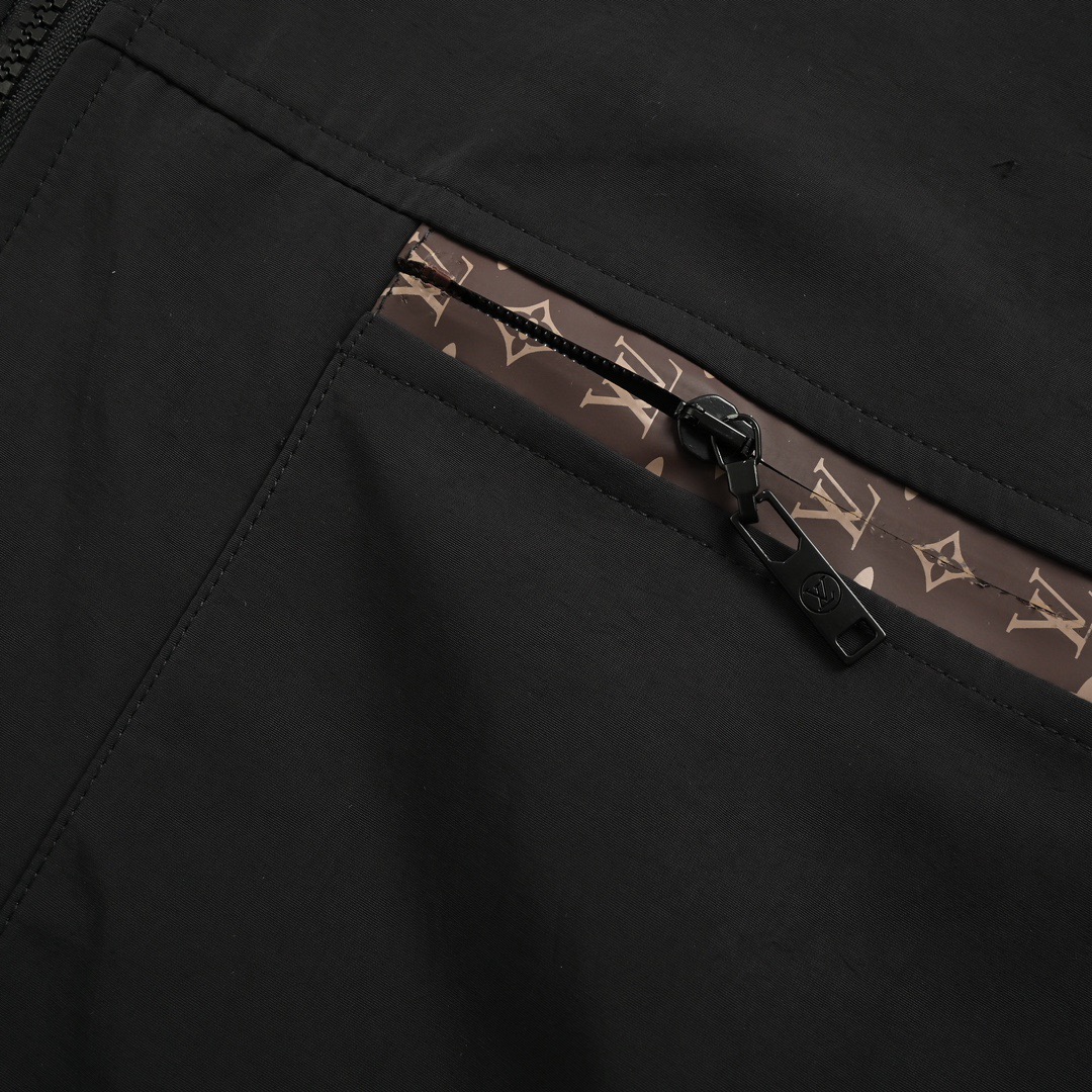 Louis Vuitton/路易威登 24Fw 老花拼接风衣拉链外套-High Quatity Cheap Brand wholesale wholesaler seller Clothes Bags handbags Sneakers Top Fashion Clothing Shoes from China Factory Chinese suppliers best Quality Beautiful Price Louis Vuitton/路易威登 24Fw 老花拼接风衣拉链外套