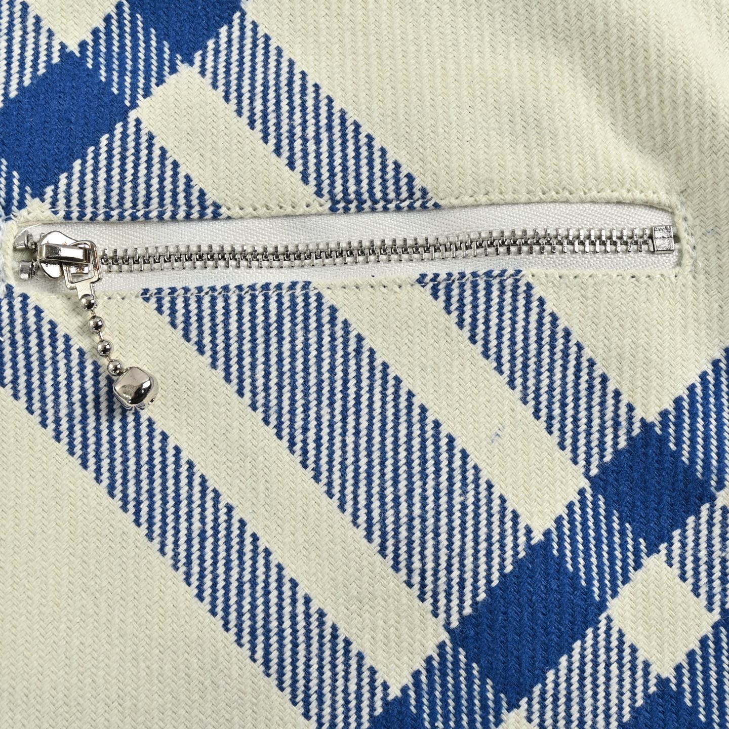 Burberry/巴宝莉 斜格条纹对格经典外套-High Quatity Cheap Brand wholesale wholesaler seller Clothes Bags handbags Sneakers Top Fashion Clothing Shoes from China Factory Chinese suppliers best Quality Beautiful Price Burberry/巴宝莉 斜格条纹对格经典外套
