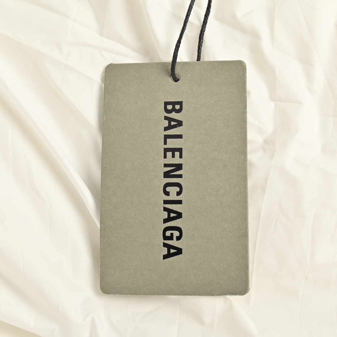 Balenciaga/巴黎世家 24Fw 后背火焰轮廓羽绒马甲 Balenciaga/巴黎世家 24Fw 后背火焰轮廓羽绒马甲