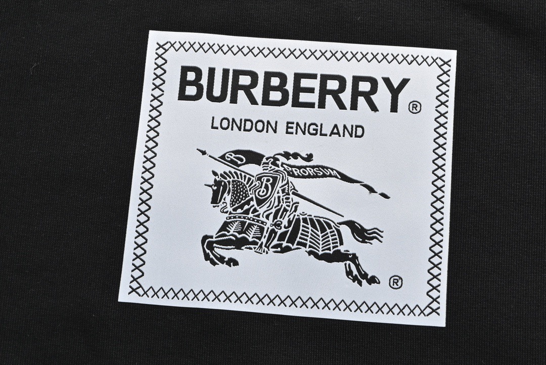 Burberry/巴宝莉 22Fw 战马贴布圆领卫衣 Burberry/巴宝莉 22Fw 战马贴布圆领卫衣