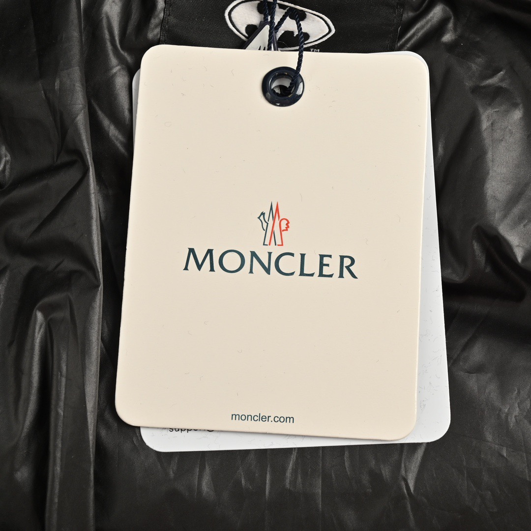 Moncler/蒙口 24Fw 蝙蝠侠标识羽绒服 Moncler/蒙口 24Fw 蝙蝠侠标识羽绒服