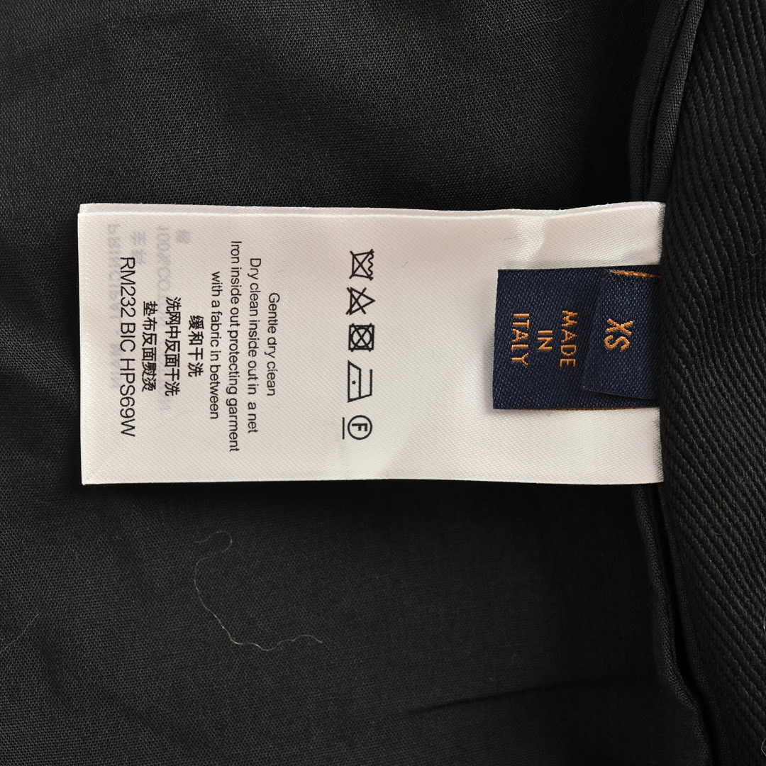Louis Vuitton/路易威登 压花浮雕毛领牛仔外套-莆田鞋,莆田鞋货源,高仿鞋,高仿鞋货源,安福档口,莆田高仿鞋,莆田鞋批发,高仿鞋批发,莆田高仿运动鞋,高仿运动鞋,莆田运动鞋 Louis Vuitton/路易威登 压花浮雕毛领牛仔外套