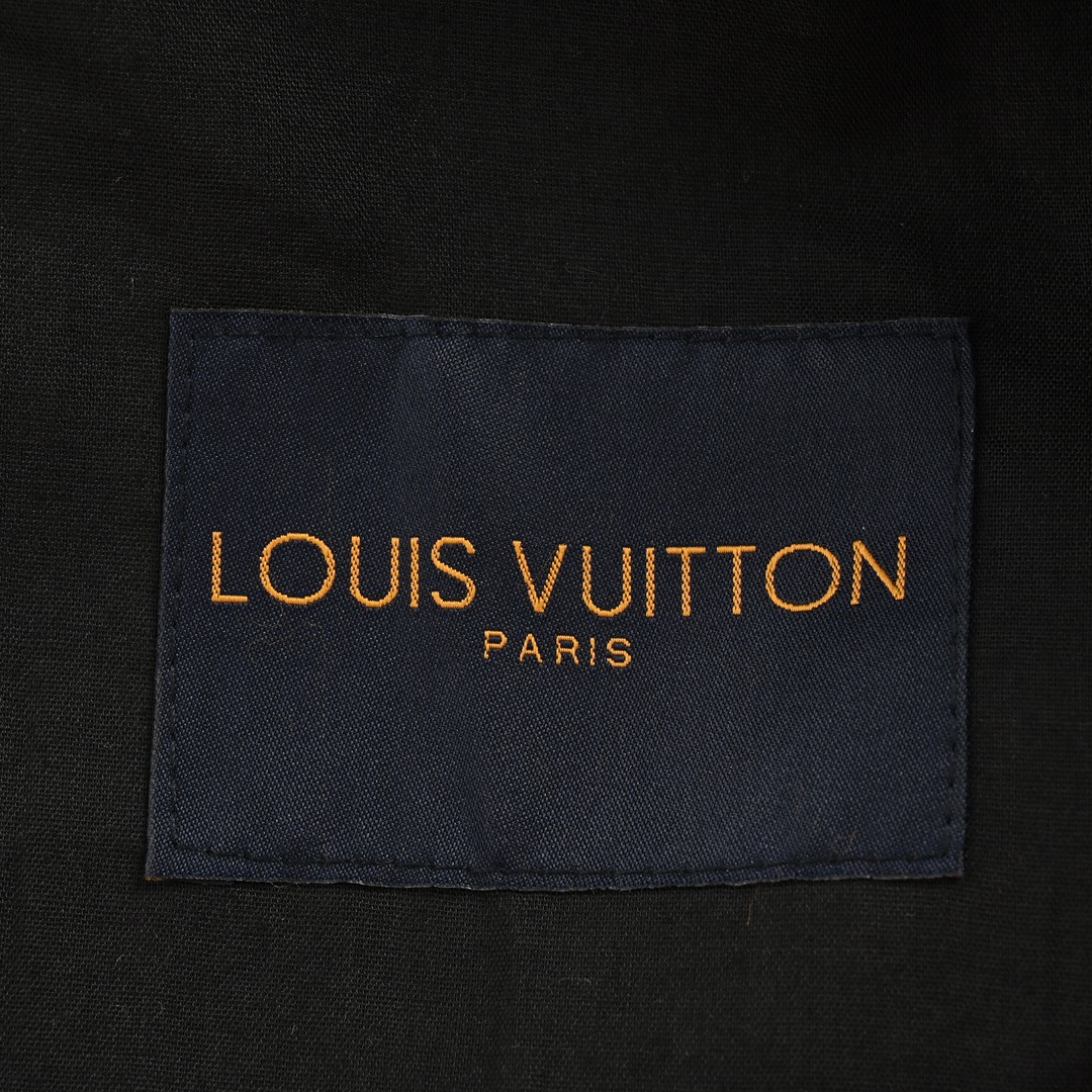 Louis Vuitton/路易威登 压花浮雕毛领牛仔外套-莆田鞋,莆田鞋货源,高仿鞋,高仿鞋货源,安福档口,莆田高仿鞋,莆田鞋批发,高仿鞋批发,莆田高仿运动鞋,高仿运动鞋,莆田运动鞋 Louis Vuitton/路易威登 压花浮雕毛领牛仔外套
