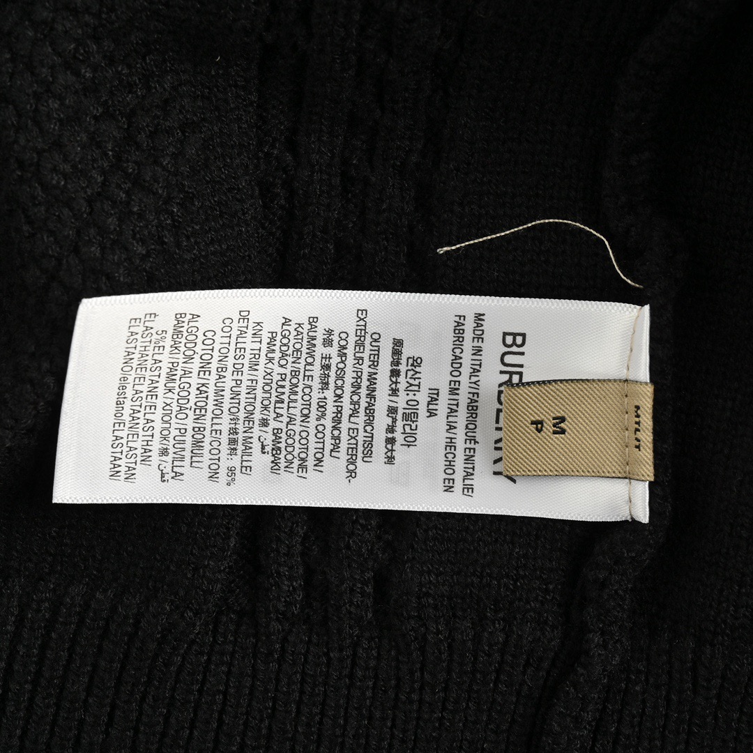 Burberry/巴宝莉 假两件拼接圆领毛衣 拼接圆领毛衣-莆田鞋,莆田鞋货源,高仿鞋,高仿鞋货源,安福档口,莆田高仿鞋,莆田鞋批发,高仿鞋批发,莆田高仿运动鞋,高仿运动鞋,莆田运动鞋 Burberry/巴宝莉 假两件拼接圆领毛衣 拼接圆领毛衣