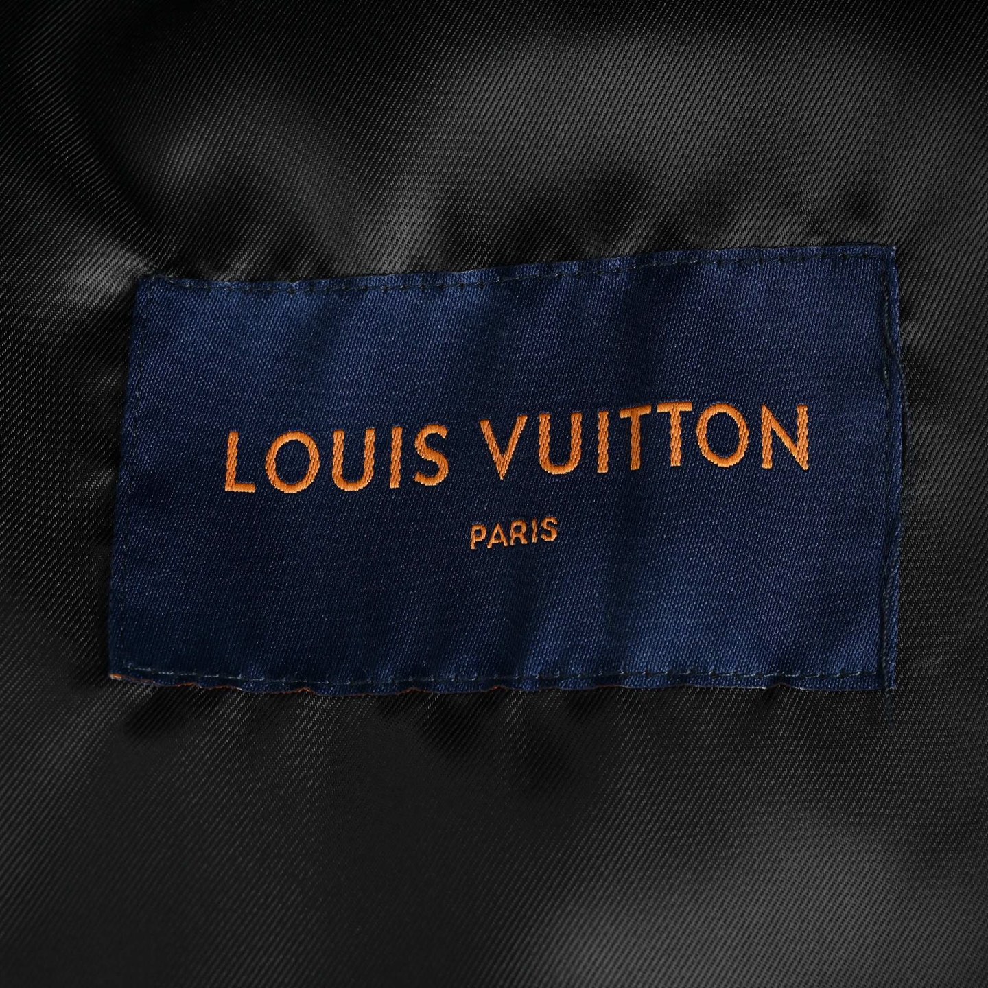 Louis Vuitton/路易威登 22Fw 多微标印花皮质棒球夹克-莆田鞋,莆田鞋货源,高仿鞋,高仿鞋货源,安福档口,莆田高仿鞋,莆田鞋批发,高仿鞋批发,莆田高仿运动鞋,高仿运动鞋,莆田运动鞋 Louis Vuitton/路易威登 22Fw 多微标印花皮质棒球夹克