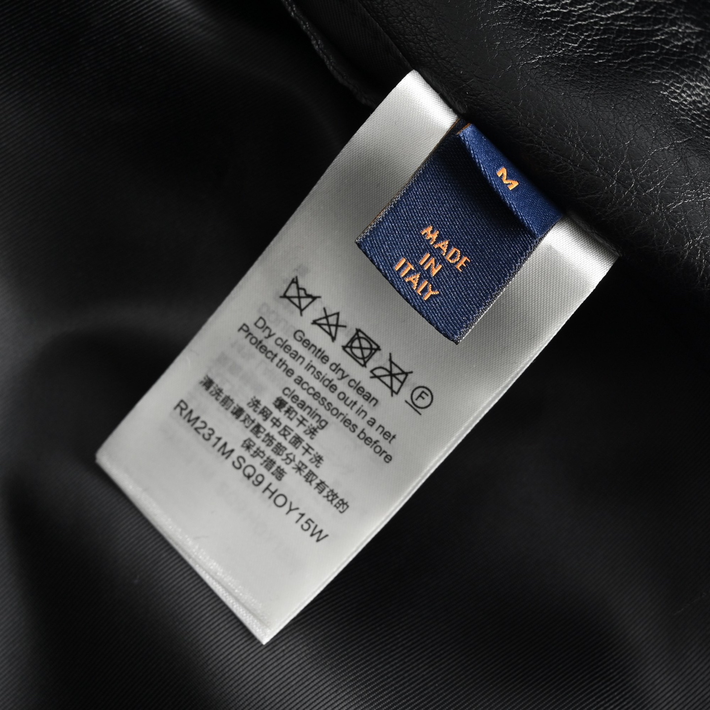 Louis Vuitton/路易威登 22Fw 多微标印花皮质棒球夹克-莆田鞋,莆田鞋货源,高仿鞋,高仿鞋货源,安福档口,莆田高仿鞋,莆田鞋批发,高仿鞋批发,莆田高仿运动鞋,高仿运动鞋,莆田运动鞋 Louis Vuitton/路易威登 22Fw 多微标印花皮质棒球夹克