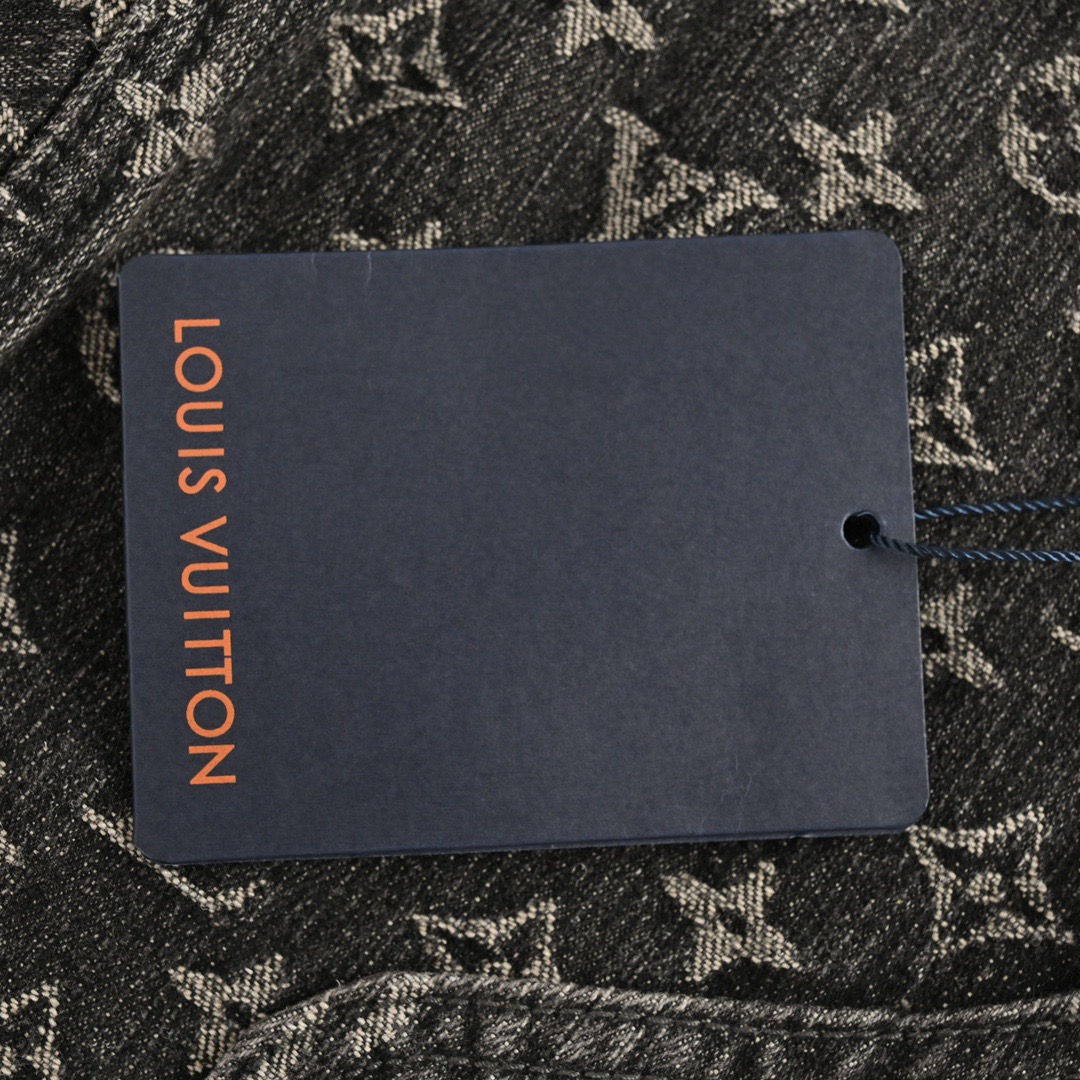 Louis Vuitton/路易威登 经典棋盘格水洗牛仔夹克外套-莆田鞋,莆田鞋货源,高仿鞋,高仿鞋货源,安福档口,莆田高仿鞋,莆田鞋批发,高仿鞋批发,莆田高仿运动鞋,高仿运动鞋,莆田运动鞋 Louis Vuitton/路易威登 经典棋盘格水洗牛仔夹克外套
