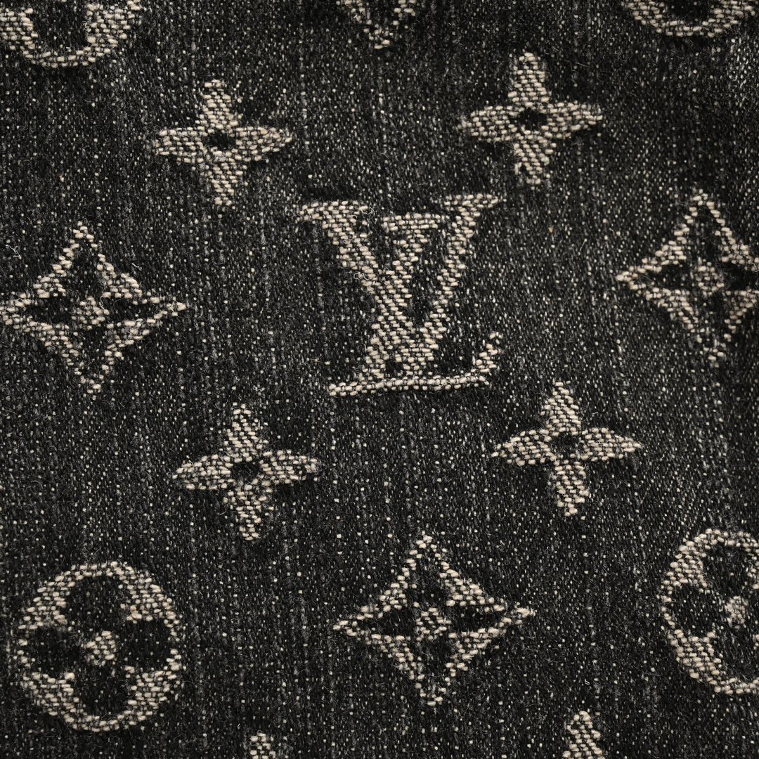 Louis Vuitton/路易威登 经典棋盘格水洗牛仔夹克外套-莆田鞋,莆田鞋货源,高仿鞋,高仿鞋货源,安福档口,莆田高仿鞋,莆田鞋批发,高仿鞋批发,莆田高仿运动鞋,高仿运动鞋,莆田运动鞋 Louis Vuitton/路易威登 经典棋盘格水洗牛仔夹克外套