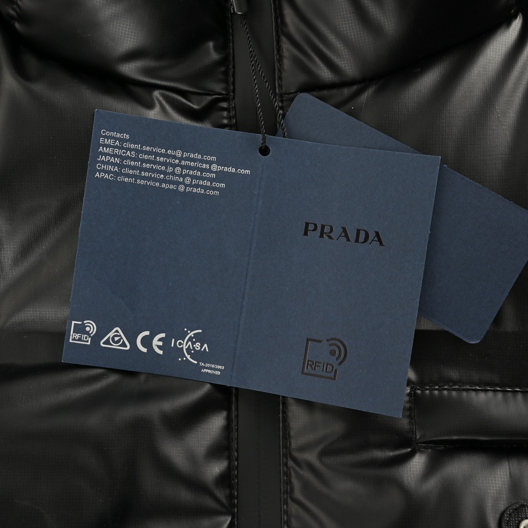Prada/普拉达 21Fw 经典三角标帽子可拆卸羽绒服