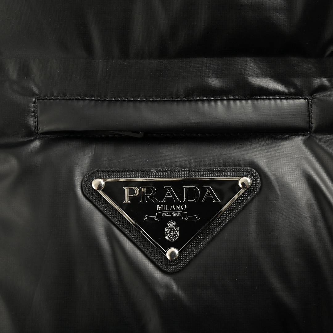Prada/普拉达 21Fw 经典三角标帽子可拆卸羽绒服