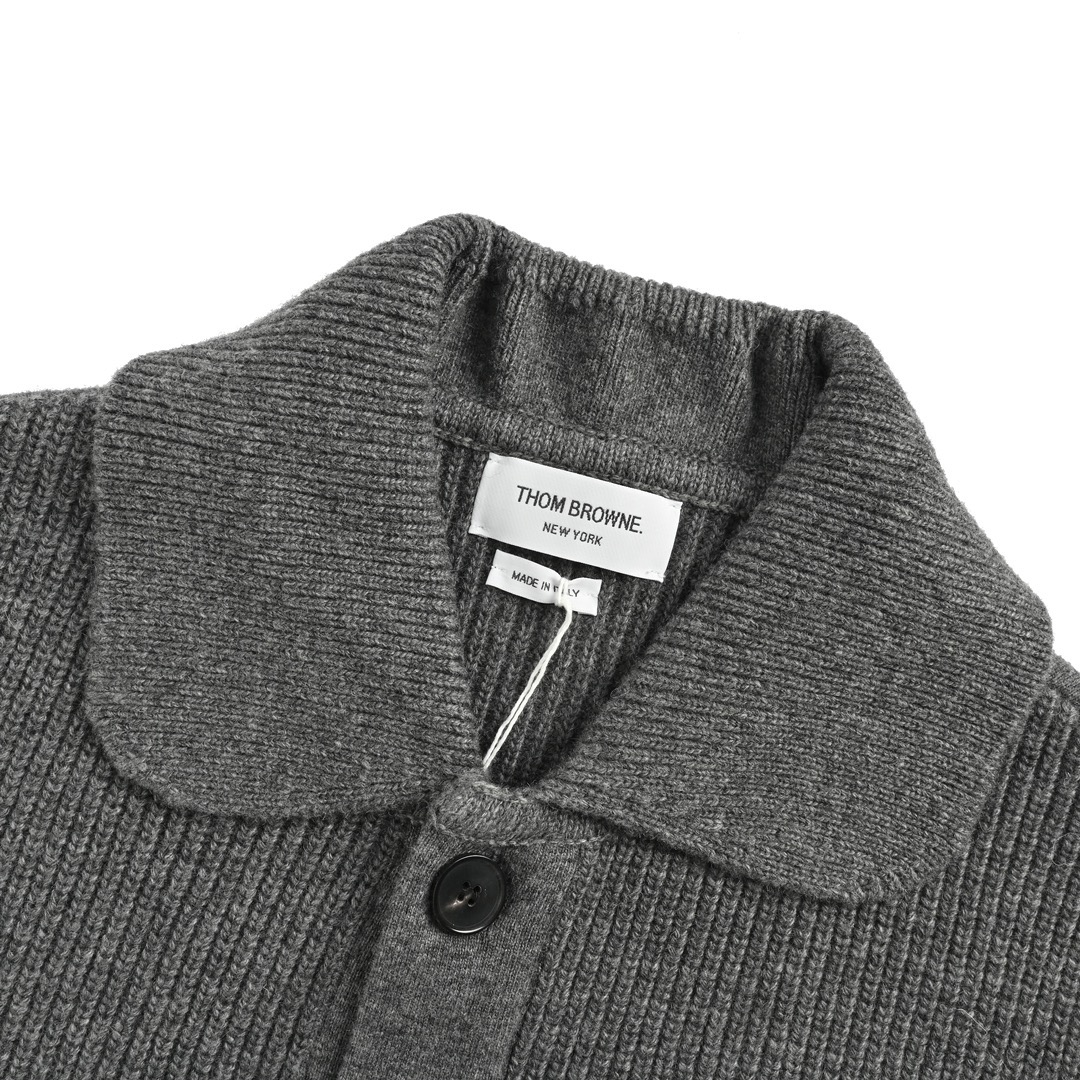 Thom Browne/汤姆布朗 22Fw 重工羊毛夹克-莆田鞋,莆田鞋货源,高仿鞋,高仿鞋货源,安福档口,莆田高仿鞋,莆田鞋批发,高仿鞋批发,莆田高仿运动鞋,高仿运动鞋,莆田运动鞋 Thom Browne/汤姆布朗 22Fw 重工羊毛夹克