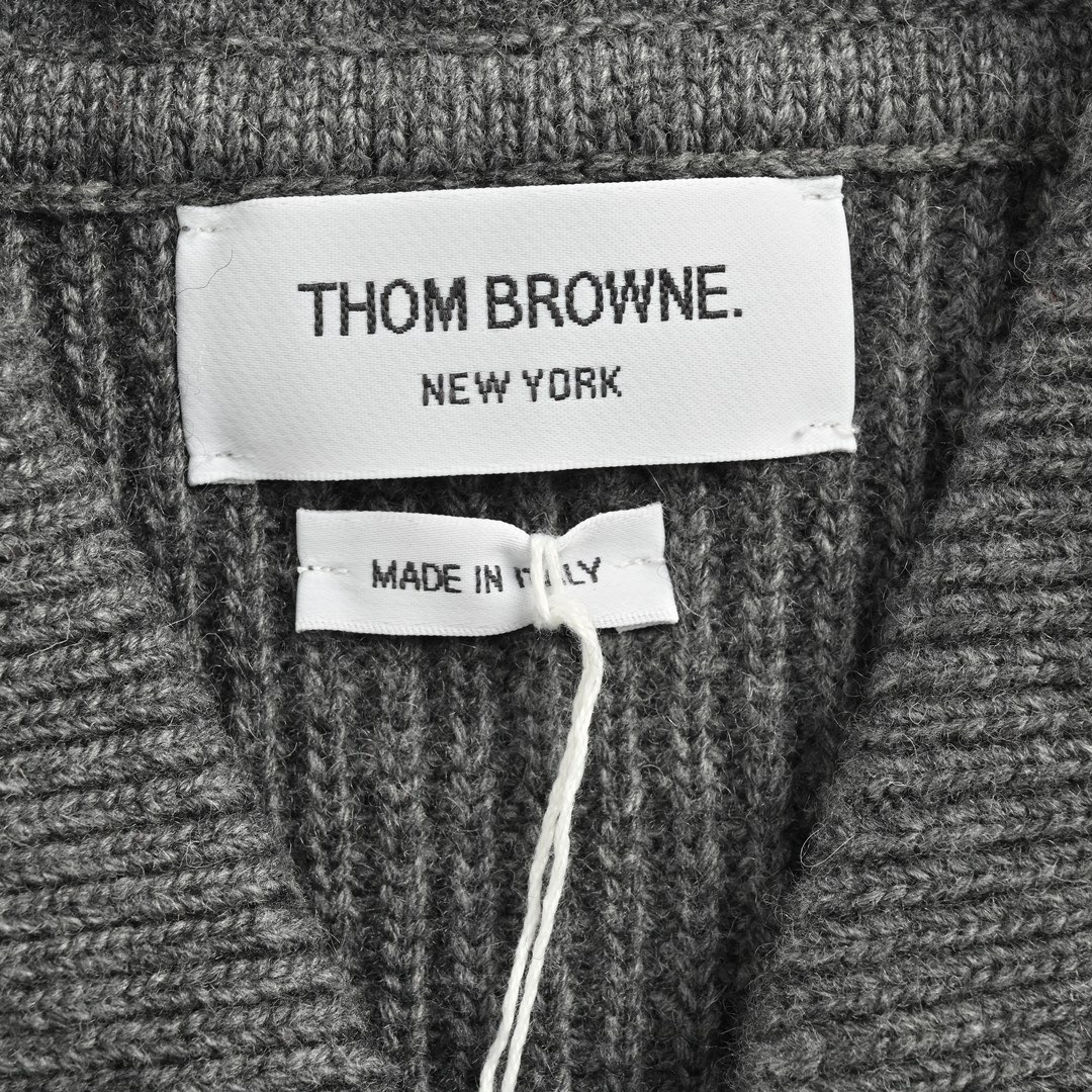 Thom Browne/汤姆布朗 22Fw 重工羊毛夹克-莆田鞋,莆田鞋货源,高仿鞋,高仿鞋货源,安福档口,莆田高仿鞋,莆田鞋批发,高仿鞋批发,莆田高仿运动鞋,高仿运动鞋,莆田运动鞋 Thom Browne/汤姆布朗 22Fw 重工羊毛夹克