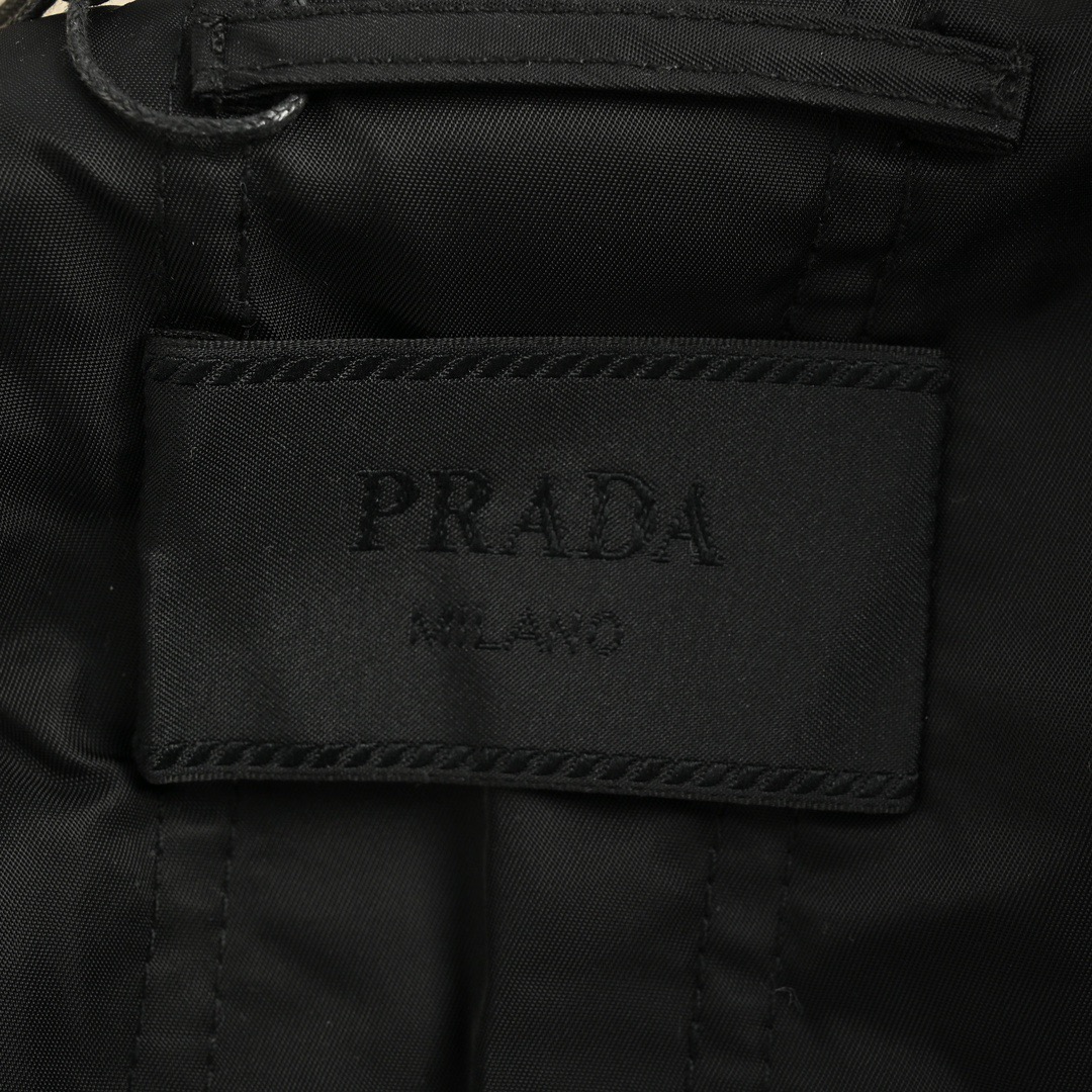 Prada/普拉达 24Fw 胸前P字母贴布勋章棒球服外套