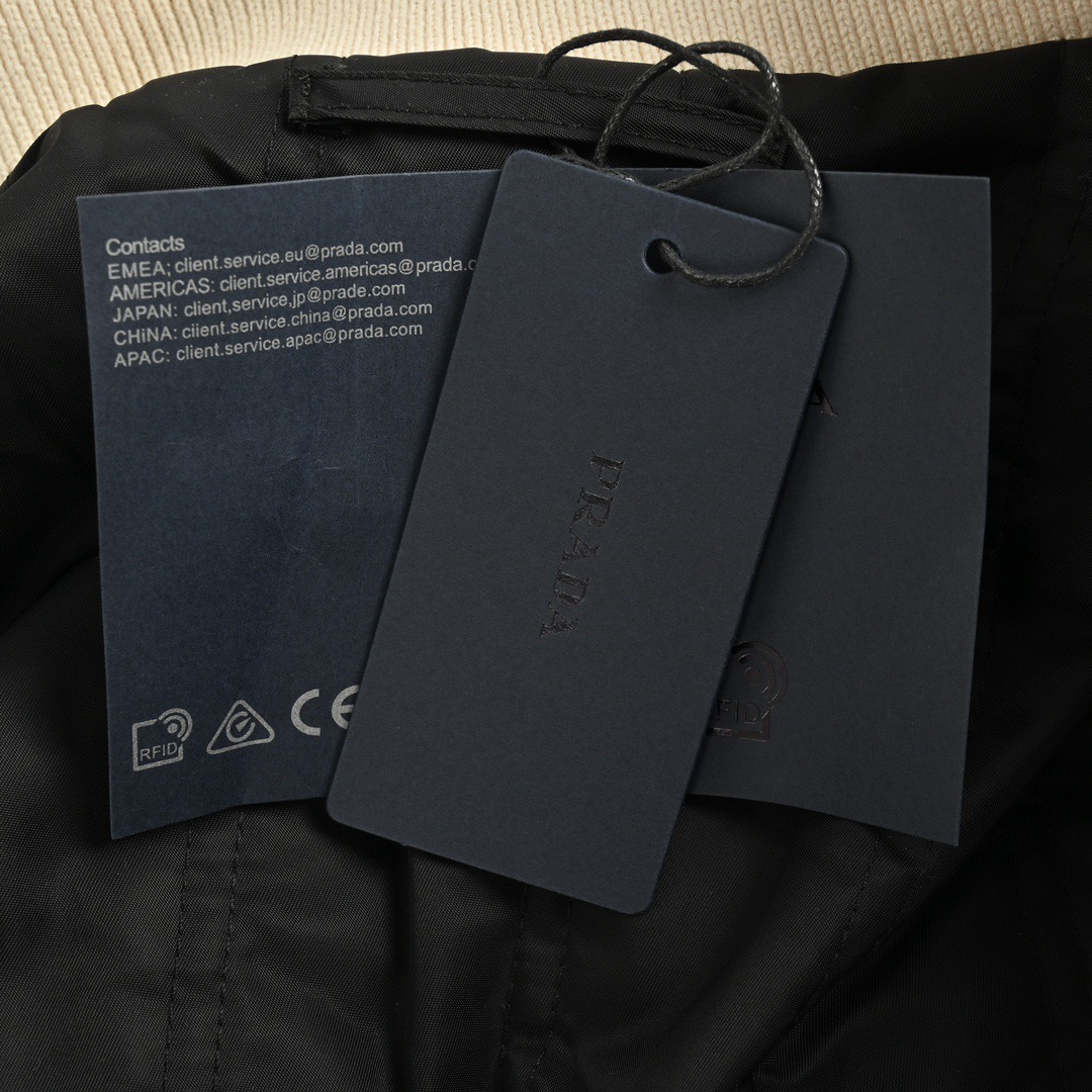 Prada/普拉达 24Fw 胸前P字母贴布勋章棒球服外套
