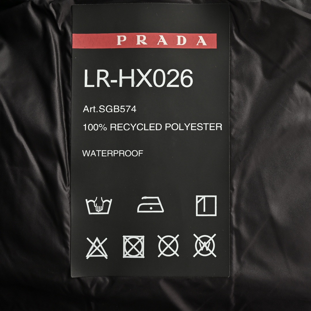 Prada/普拉达 经典红色硅胶饰条羽绒马甲