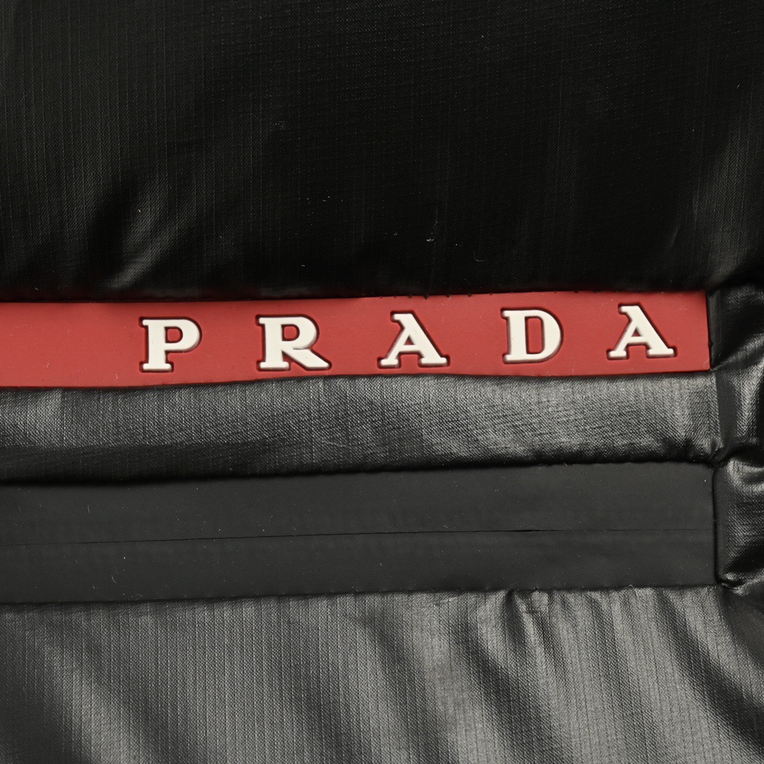 Prada/普拉达 经典红色硅胶饰条羽绒马甲