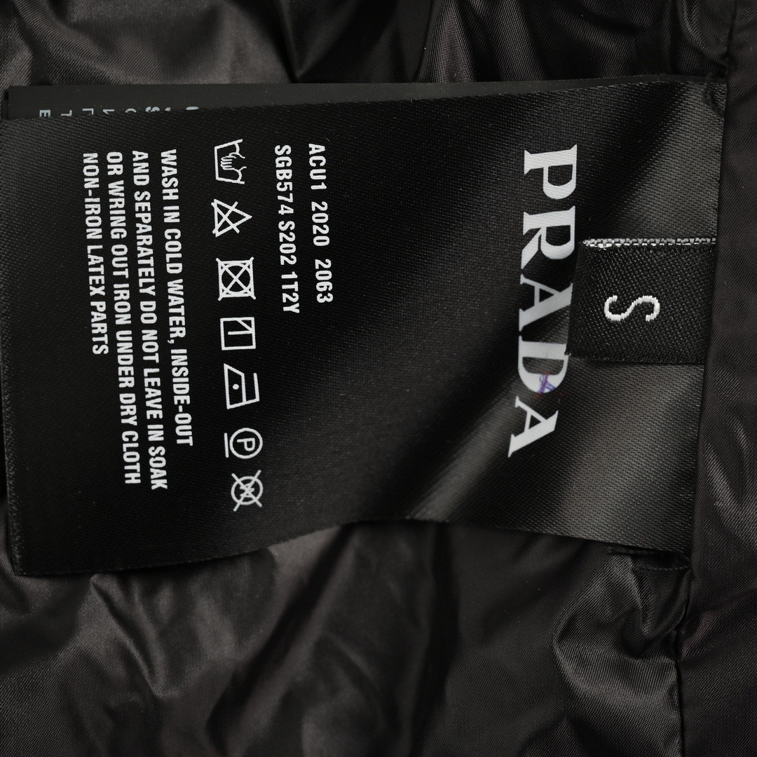 Prada/普拉达 经典红色硅胶饰条羽绒马甲