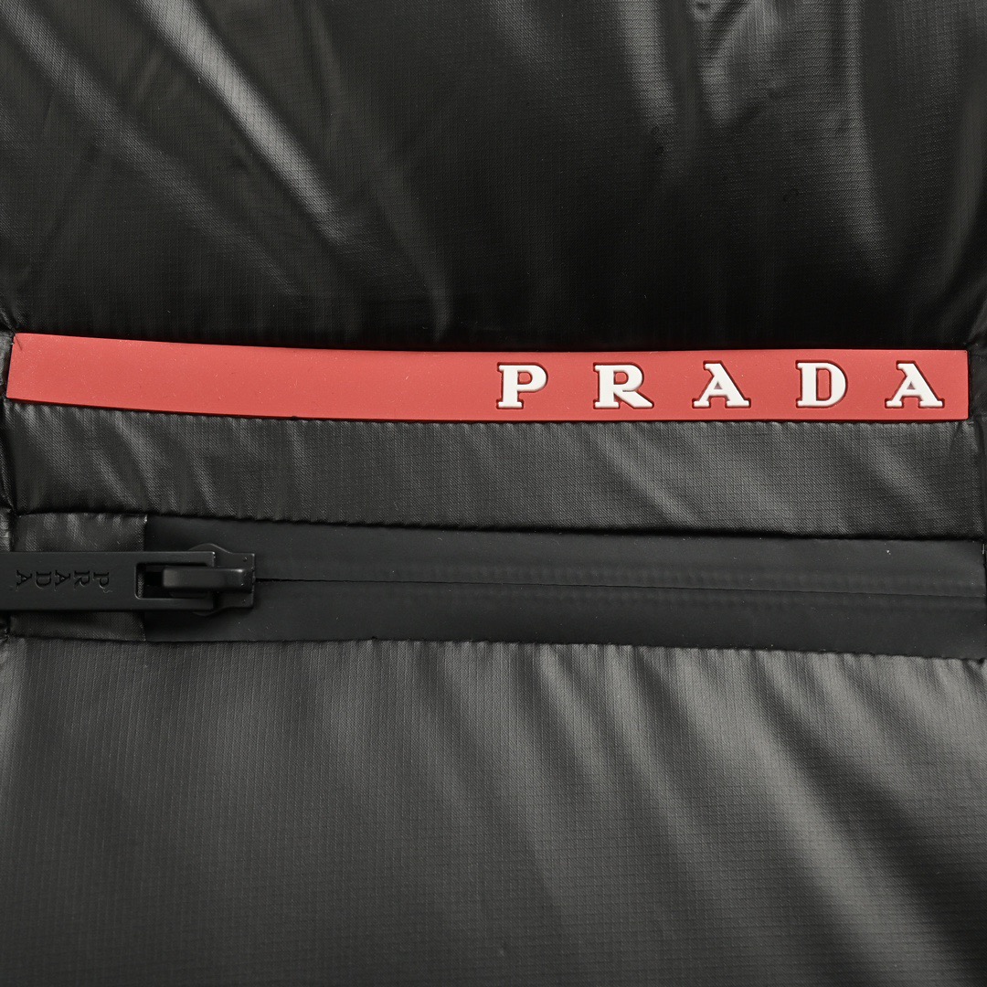 Prada/普拉达 红色饰条羽绒服