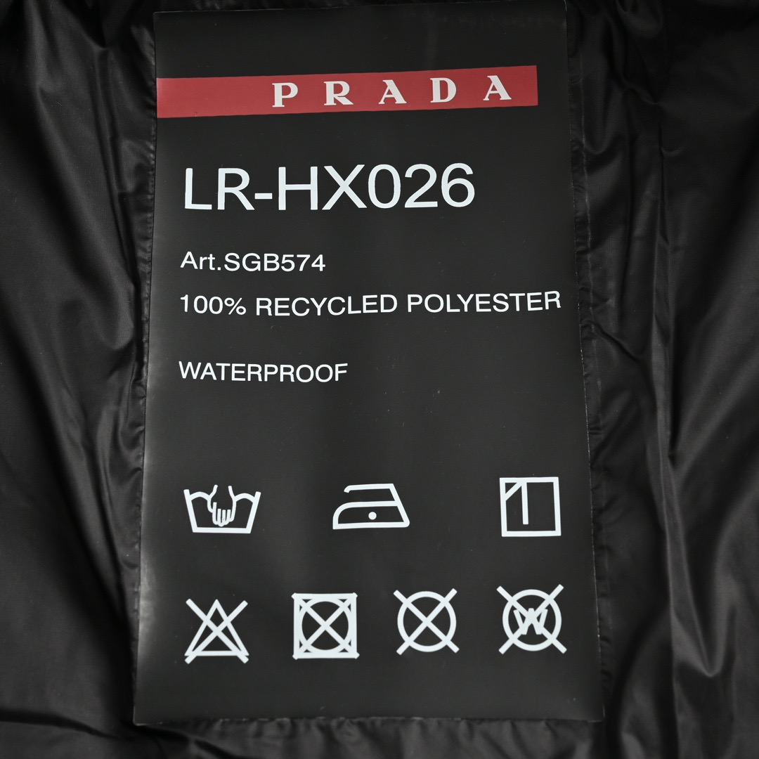 Prada/普拉达 红色饰条羽绒服