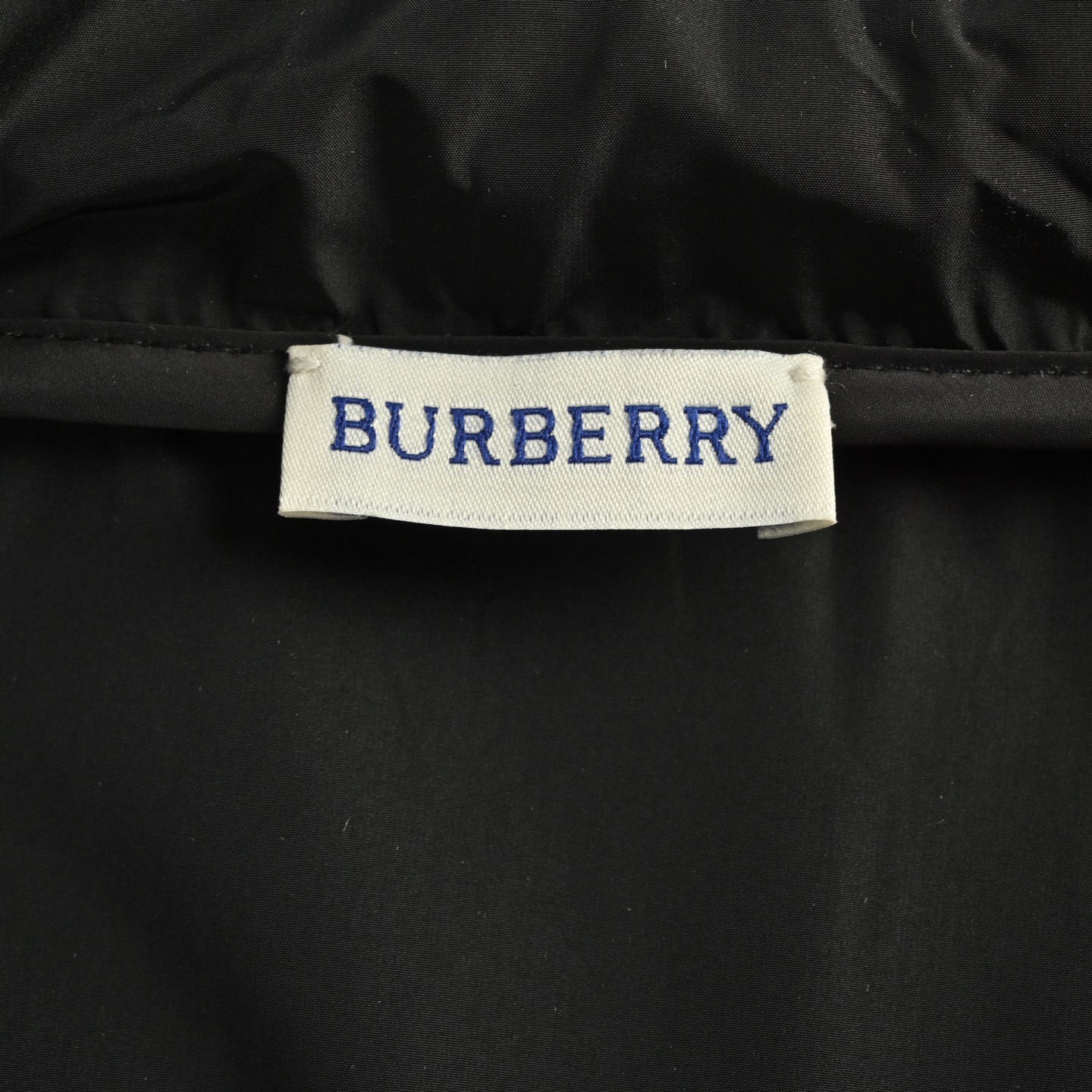 Burberry/巴宝莉 25Fw 后背战马刺绣纯色隐藏帽冲锋衣夹克外套