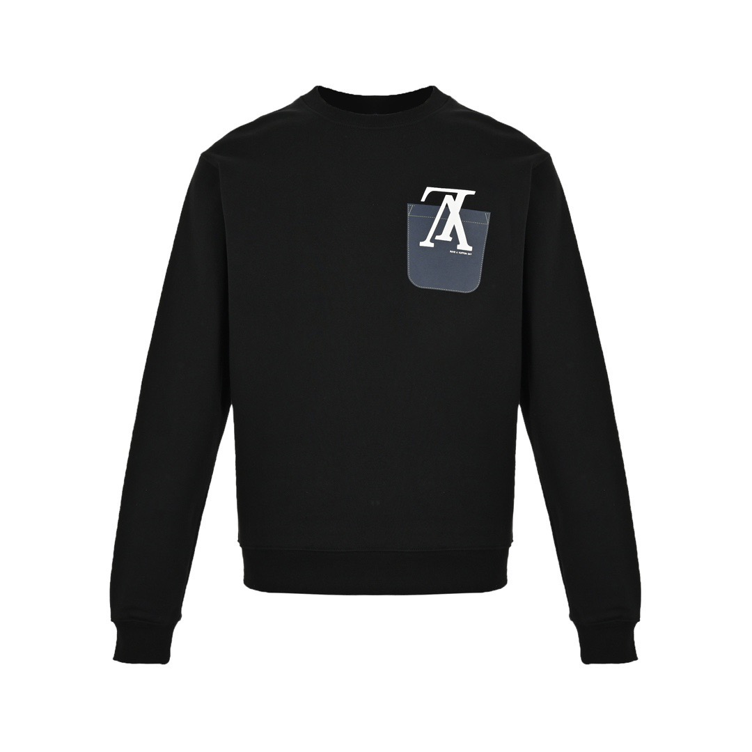 本地自取：💰220 Louis Vuitton/路易威登 22Fw 假口袋字母印花圆领卫衣 2022年早秋限定款推荐 不挑人不挑皮的干净简约卫衣 真是谁穿谁好看呀！这款青色卫衣颜色十分小众高级 穿出去不会撞衫的款 胸前大倒V字母logo设计十分吸睛 厚实过底水溶胶浆印花工艺制作 直接渗透到面料里 着穿时间越长越发出复古的腔调感 狠狠的拿捏住时髦！ 假口袋设计也颇具心思，视觉立体感十分逼真 远远看去像是真口袋哈！客供定织的280G高克重针织棉布面料 十分厚实，着身舒适透气，亲肤感100%宽松OS版型裁剪，上身十分大气高级 秋冬衣柜里最多的就属于卫衣了 这款直接穿到开春都没有问题，简直一衣多用 单穿 内搭都完全HOLD得住！ Size:XS-L