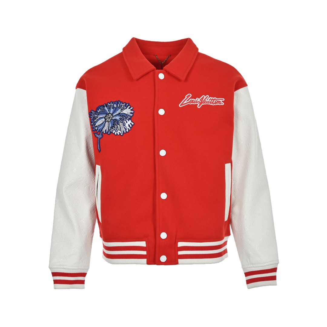 本地自取：💰450 Louis Vuitton/路易威登 23ss 后背刺绣花卉棒球服 对不起让你们久等了，拿到正品就开始张罗这件衣服所有的事情！ 单单面料来讲我就定做了一个多月，颜色成分一比一的还原！面料成分有%65的羊毛，%15天然丝%10的氨纶%10绒⚠️混合定织而成，总的克重有900多克！还有最为关键的是它的色牢度，绝对不会褪色！袖子用的澳洲进口小牛皮，加工定型，上色，水洗，纹路保留了原有的颗粒结构！厚实饱满圆润！ 刺绣使用进口毛巾绣机器，先把每个图案绣在毛詹上，在用红外线激光雕刻出来，再有缝纫机进行固定，这件衣服有12处贴标，一处平绣，后身的大LV骷髅图案是直接绣在上面的，针数吗？站在外行的角度也懂得！这款衣服有4种不同工艺的绣花⚠️罗纹采用全棉纱线定染定织而成，粗纱横机编织而成，不起球，棉质亲肤，立体感十足！ 五金配件原厂正品，就单单说面扣和低扣都有LV全称LOGO，市场上的低端产品绝对不可能有的，你们细品！颜色纯正，配件齐全，不要拿市场上的低端货来和我们家对比怕你会伤心！古人讲过一分价格一分货！切记！！！ Size：S-XL