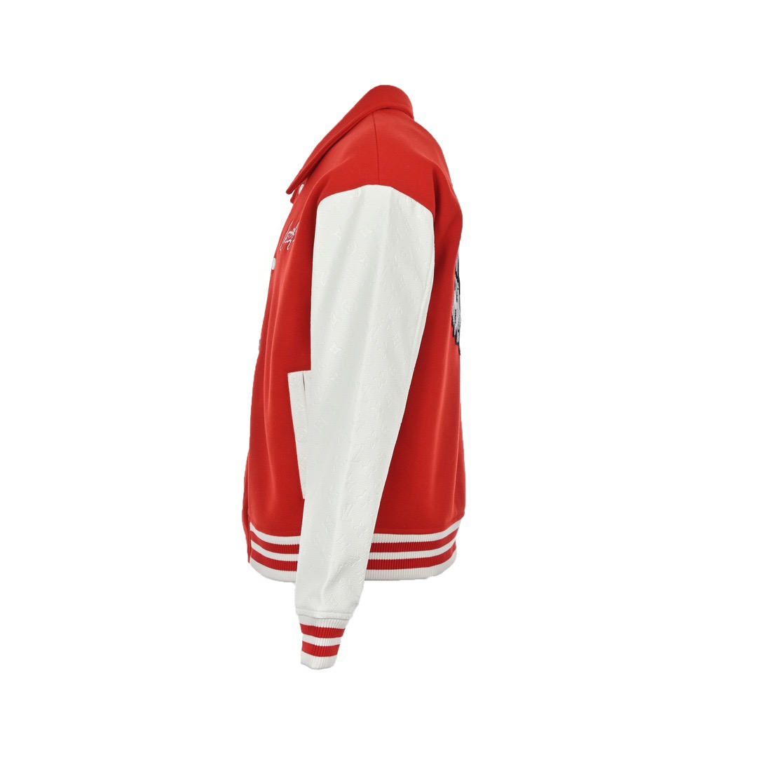 本地自取：💰450 Louis Vuitton/路易威登 23ss 后背刺绣花卉棒球服 对不起让你们久等了，拿到正品就开始张罗这件衣服所有的事情！ 单单面料来讲我就定做了一个多月，颜色成分一比一的还原！面料成分有%65的羊毛，%15天然丝%10的氨纶%10绒⚠️混合定织而成，总的克重有900多克！还有最为关键的是它的色牢度，绝对不会褪色！袖子用的澳洲进口小牛皮，加工定型，上色，水洗，纹路保留了原有的颗粒结构！厚实饱满圆润！ 刺绣使用进口毛巾绣机器，先把每个图案绣在毛詹上，在用红外线激光雕刻出来，再有缝纫机进行固定，这件衣服有12处贴标，一处平绣，后身的大LV骷髅图案是直接绣在上面的，针数吗？站在外行的角度也懂得！这款衣服有4种不同工艺的绣花⚠️罗纹采用全棉纱线定染定织而成，粗纱横机编织而成，不起球，棉质亲肤，立体感十足！ 五金配件原厂正品，就单单说面扣和低扣都有LV全称LOGO，市场上的低端产品绝对不可能有的，你们细品！颜色纯正，配件齐全，不要拿市场上的低端货来和我们家对比怕你会伤心！古人讲过一分价格一分货！切记！！！ Size：S-XL