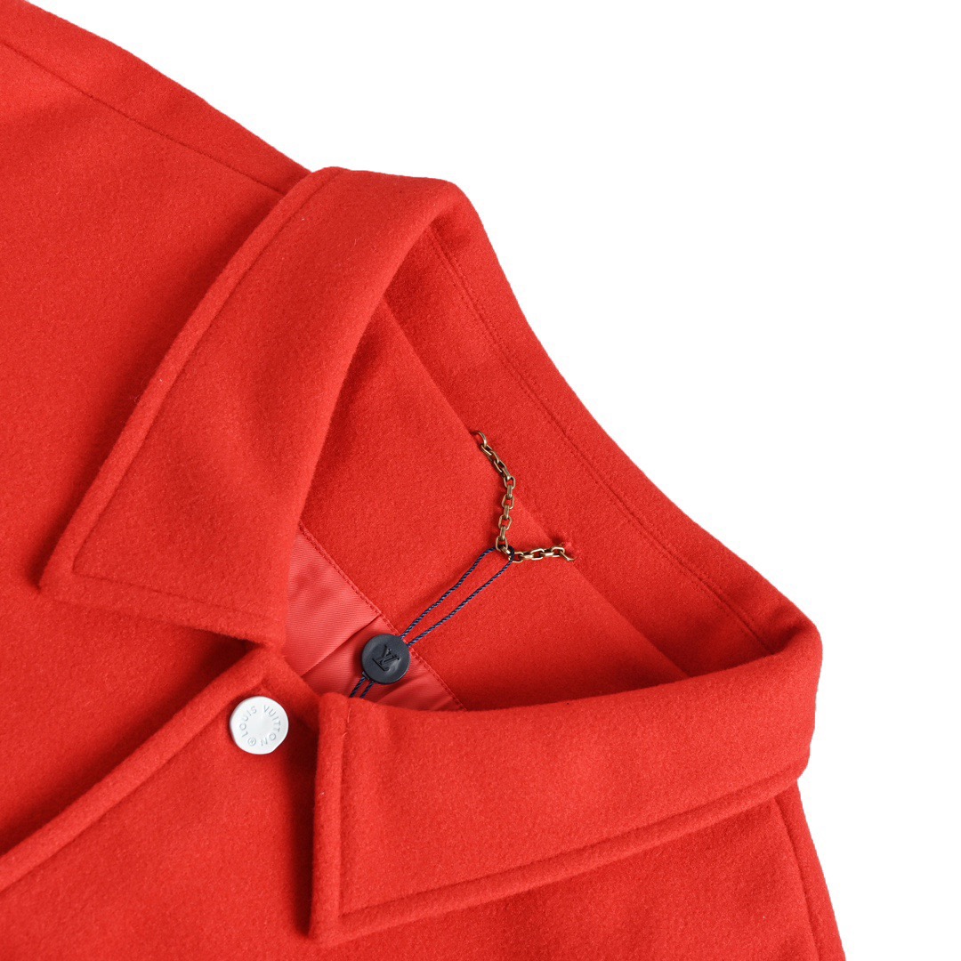 本地自取：💰450 Louis Vuitton/路易威登 23ss 后背刺绣花卉棒球服 对不起让你们久等了，拿到正品就开始张罗这件衣服所有的事情！ 单单面料来讲我就定做了一个多月，颜色成分一比一的还原！面料成分有%65的羊毛，%15天然丝%10的氨纶%10绒⚠️混合定织而成，总的克重有900多克！还有最为关键的是它的色牢度，绝对不会褪色！袖子用的澳洲进口小牛皮，加工定型，上色，水洗，纹路保留了原有的颗粒结构！厚实饱满圆润！ 刺绣使用进口毛巾绣机器，先把每个图案绣在毛詹上，在用红外线激光雕刻出来，再有缝纫机进行固定，这件衣服有12处贴标，一处平绣，后身的大LV骷髅图案是直接绣在上面的，针数吗？站在外行的角度也懂得！这款衣服有4种不同工艺的绣花⚠️罗纹采用全棉纱线定染定织而成，粗纱横机编织而成，不起球，棉质亲肤，立体感十足！ 五金配件原厂正品，就单单说面扣和低扣都有LV全称LOGO，市场上的低端产品绝对不可能有的，你们细品！颜色纯正，配件齐全，不要拿市场上的低端货来和我们家对比怕你会伤心！古人讲过一分价格一分货！切记！！！ Size：S-XL