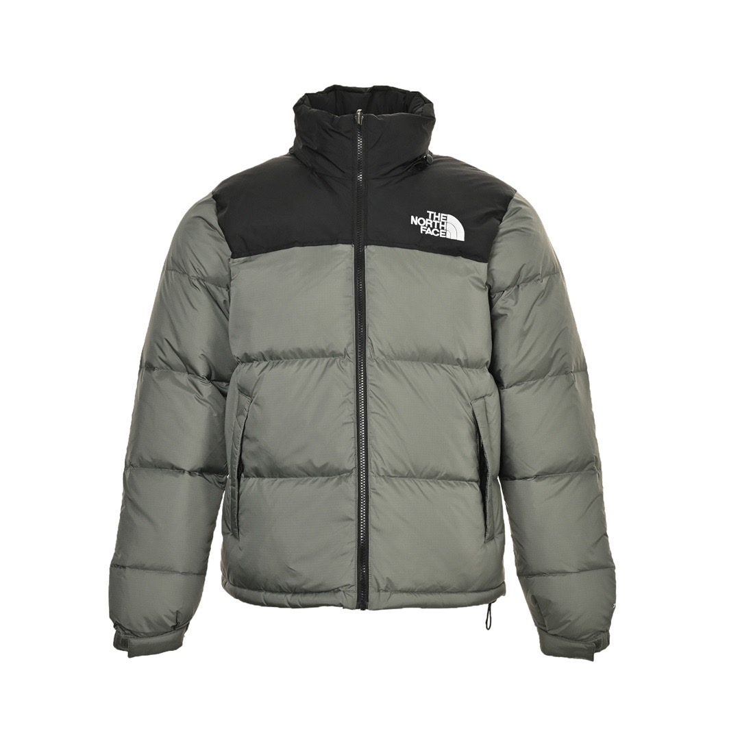 本地自取: The North Face / 北面 1996Nuptes羽绒服 The North Face"的字面含义为山的最寒冷、最艰难一面.它也是The North Face"的产品能够发挥功能的地方. The North Face.一直致力支持去发现亲近自然.赞助探险家们去征服那些遥远的,人类尚不可触及的角落. The North Face"的标识,取自于美国Yosemite优胜美地国家公园内的半圆页山Half Dome,这也是等岩爱好者们擎爬花岗石的终极目标. 产品信息: 填充:RDS认证高品质700高蓬松80白鸭绒/克重300g 面料:盛泽原厂高密度户外轻度防水材料 拉链:YKK吉田ISO 9000品质顶级ZP拉链 内胆:340T高端羽绒服防跑绒材料 特性:为冬季户外提供保暖呵护,保暖性出色,穿着轻便不厚重.