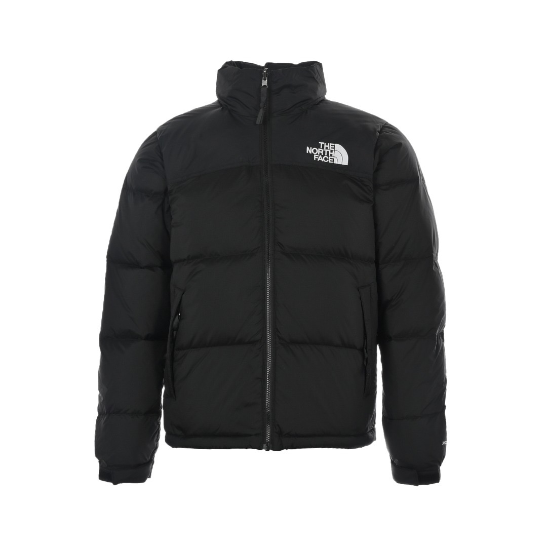 本地自取: The North Face / 北面 1996Nuptes羽绒服 The North Face"的字面含义为山的最寒冷、最艰难一面.它也是The North Face"的产品能够发挥功能的地方. The North Face.一直致力支持去发现亲近自然.赞助探险家们去征服那些遥远的,人类尚不可触及的角落. The North Face"的标识,取自于美国Yosemite优胜美地国家公园内的半圆页山Half Dome,这也是等岩爱好者们擎爬花岗石的终极目标. 产品信息: 填充:RDS认证高品质700高蓬松80白鸭绒/克重300g 面料:盛泽原厂高密度户外轻度防水材料 拉链:YKK吉田ISO 9000品质顶级ZP拉链 内胆:340T高端羽绒服防跑绒材料 特性:为冬季户外提供保暖呵护,保暖性出色,穿着轻便不厚重.