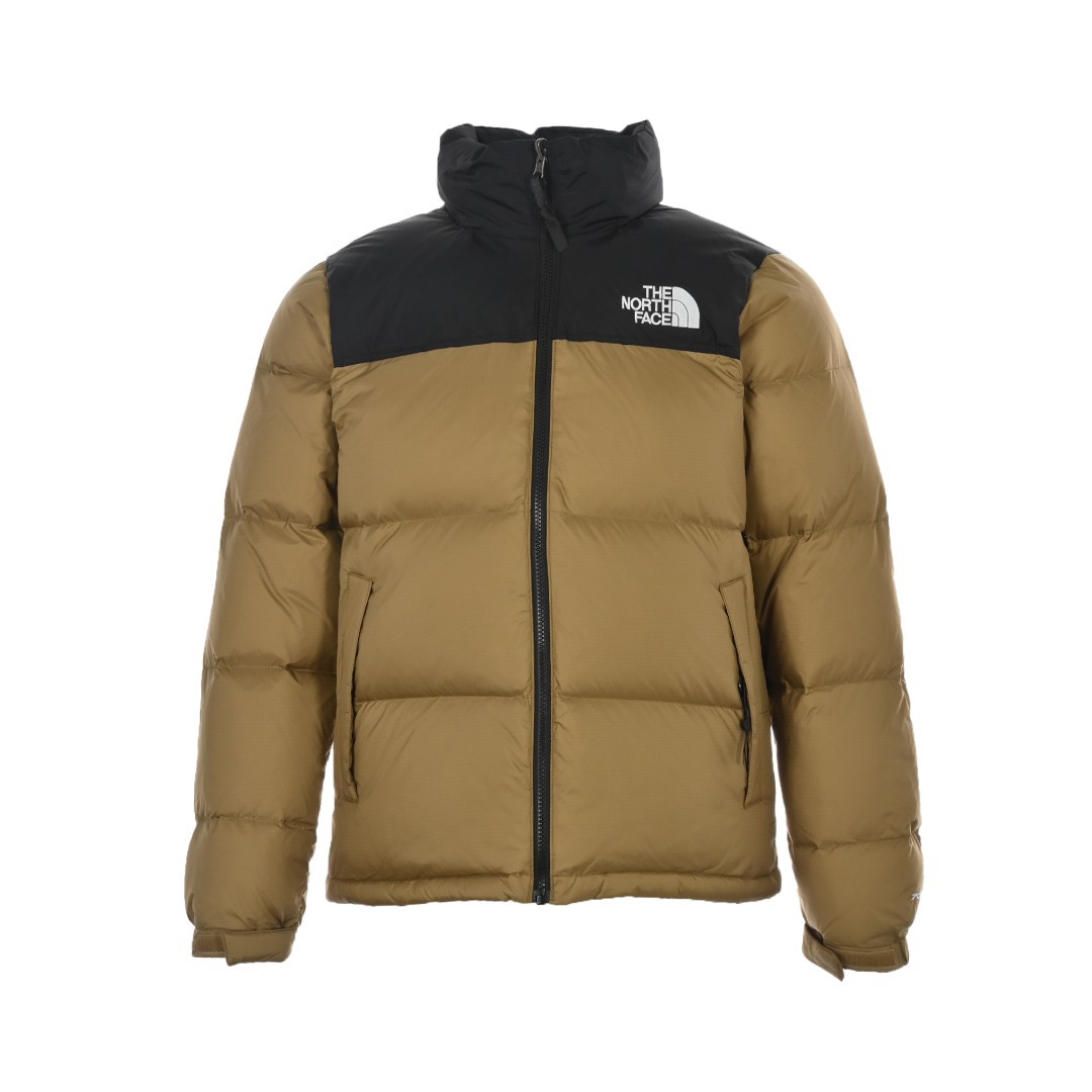 本地自取: TheNorthFace/北面 经典1996Nuptse 羽绒服 The North Face"的字面含义为山的最寒冷、最艰难一面.它也是The North Face"的产品能够发挥功能的地方. The North Face.一直致力支持去发现亲近自然.赞助探险家们去征服那些遥远的,人类尚不可触及的角落. The North Face"的标识,取自于美国Yosemite优胜美地国家公园内的半圆页山Half Dome,这也是等岩爱好者们擎爬花岗石的终极目标. 产品信息: 填充:RDS认证高品质700高蓬松鹅绒/克重280g 面料:盛泽原厂高密度户外轻度防水材料 拉链:YKK吉田ISO 9000品质顶级ZP拉链 内胆:340T高端羽绒服防跑绒材料 特性:为冬季户外提供保暖呵护,保暖性出色,穿着轻便不厚重.