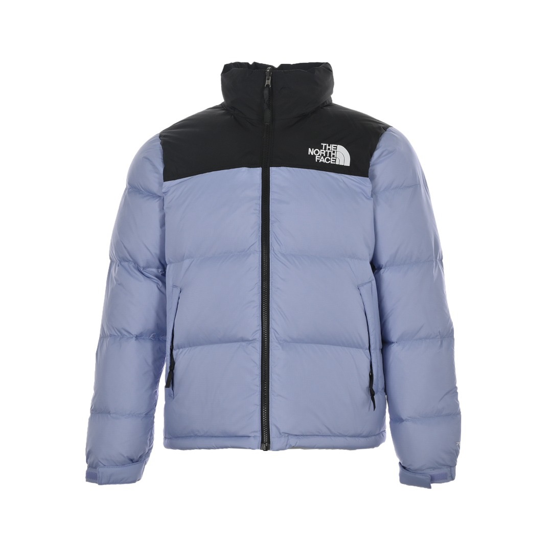 本地自取: TheNorthFace/北面 经典1996Nuptse 羽绒服 The North Face"的字面含义为山的最寒冷、最艰难一面.它也是The North Face"的产品能够发挥功能的地方. The North Face.一直致力支持去发现亲近自然.赞助探险家们去征服那些遥远的,人类尚不可触及的角落. The North Face"的标识,取自于美国Yosemite优胜美地国家公园内的半圆页山Half Dome,这也是等岩爱好者们擎爬花岗石的终极目标. 产品信息: 填充:RDS认证高品质700高蓬松鹅绒/克重280g 面料:盛泽原厂高密度户外轻度防水材料 拉链:YKK吉田ISO 9000品质顶级ZP拉链 内胆:340T高端羽绒服防跑绒材料 特性:为冬季户外提供保暖呵护,保暖性出色,穿着轻便不厚重.