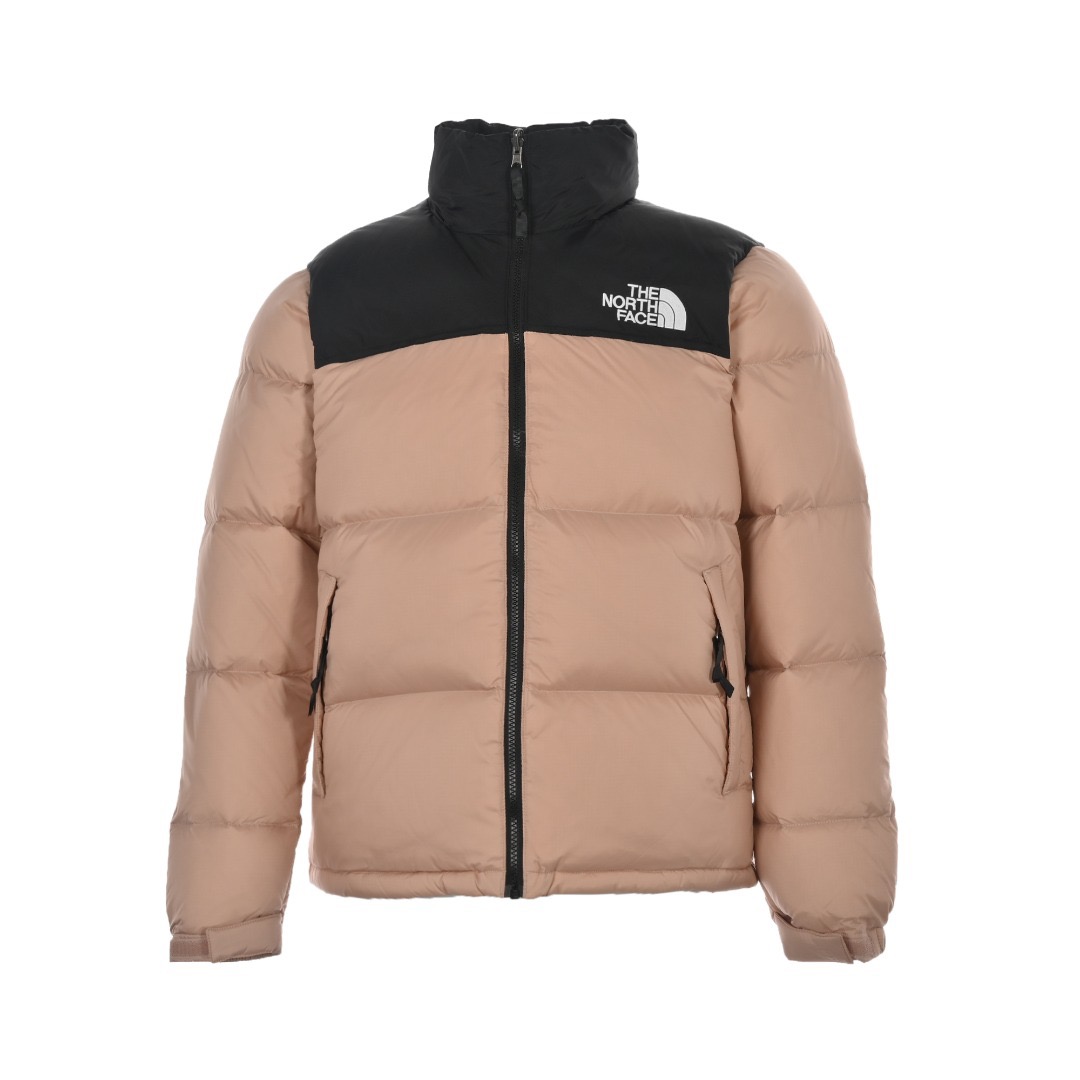 本地自取: TheNorthFace/北面 经典1996Nuptse 羽绒服 The North Face"的字面含义为山的最寒冷、最艰难一面.它也是The North Face"的产品能够发挥功能的地方. The North Face.一直致力支持去发现亲近自然.赞助探险家们去征服那些遥远的,人类尚不可触及的角落. The North Face"的标识,取自于美国Yosemite优胜美地国家公园内的半圆页山Half Dome,这也是等岩爱好者们擎爬花岗石的终极目标. 产品信息: 填充:RDS认证高品质700高蓬松鹅绒/克重280g 面料:盛泽原厂高密度户外轻度防水材料 拉链:YKK吉田ISO 9000品质顶级ZP拉链 内胆:340T高端羽绒服防跑绒材料 特性:为冬季户外提供保暖呵护,保暖性出色,穿着轻便不厚重.
