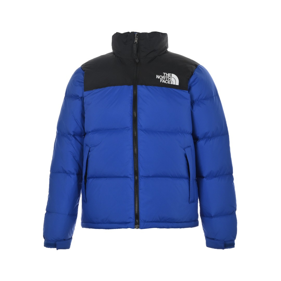 本地自取: TheNorthFace/北面 经典1996Nuptse 羽绒服 The North Face"的字面含义为山的最寒冷、最艰难一面.它也是The North Face"的产品能够发挥功能的地方. The North Face.一直致力支持去发现亲近自然.赞助探险家们去征服那些遥远的,人类尚不可触及的角落. The North Face"的标识,取自于美国Yosemite优胜美地国家公园内的半圆页山Half Dome,这也是等岩爱好者们擎爬花岗石的终极目标. 产品信息: 填充:RDS认证高品质700高蓬松鹅绒/克重280g 面料:盛泽原厂高密度户外轻度防水材料 拉链:YKK吉田ISO 9000品质顶级ZP拉链 内胆:340T高端羽绒服防跑绒材料 特性:为冬季户外提供保暖呵护,保暖性出色,穿着轻便不厚重.