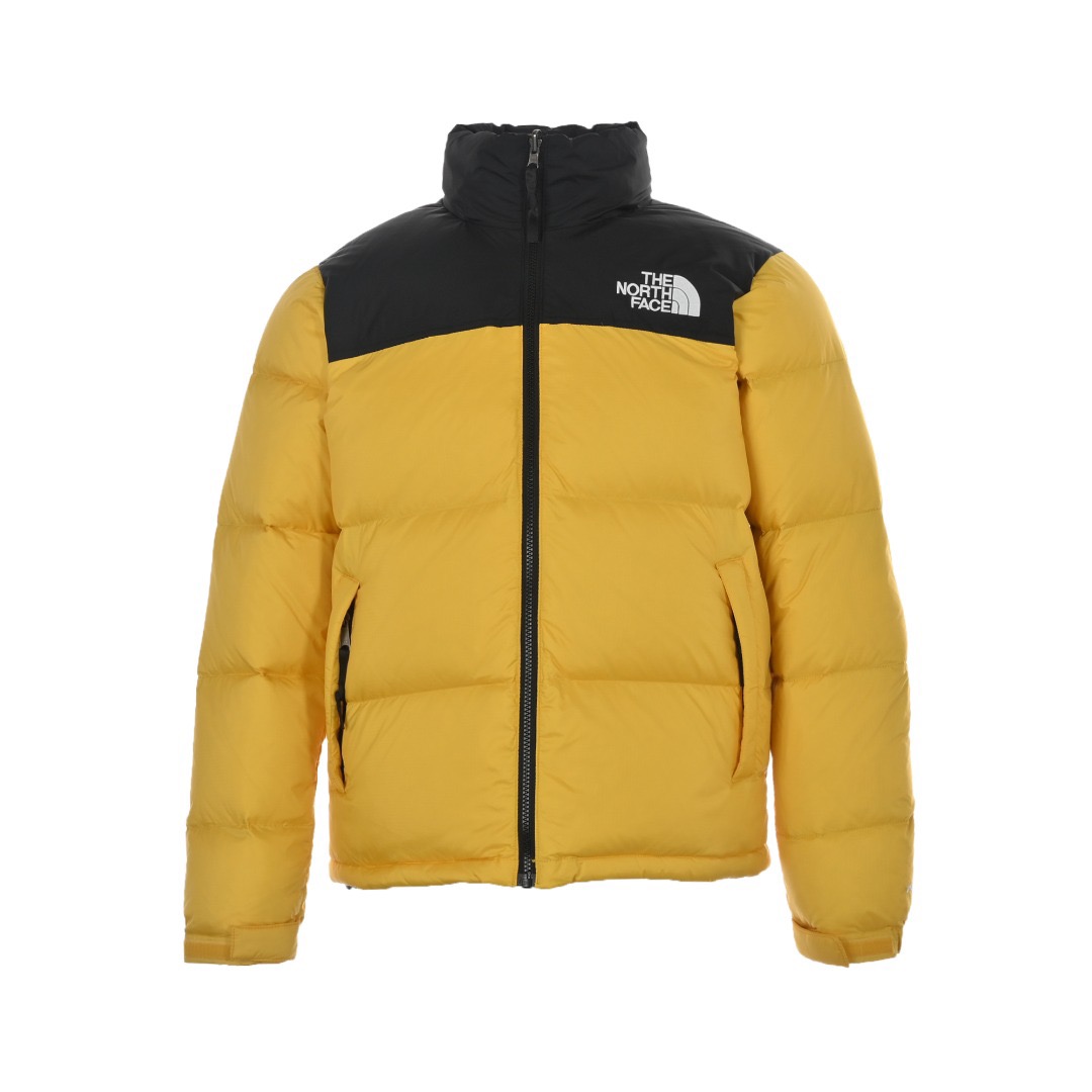 本地自取: TheNorthFace/北面 经典1996Nuptse 羽绒服 The North Face"的字面含义为山的最寒冷、最艰难一面.它也是The North Face"的产品能够发挥功能的地方. The North Face.一直致力支持去发现亲近自然.赞助探险家们去征服那些遥远的,人类尚不可触及的角落. The North Face"的标识,取自于美国Yosemite优胜美地国家公园内的半圆页山Half Dome,这也是等岩爱好者们擎爬花岗石的终极目标. 产品信息: 填充:RDS认证高品质700高蓬松鹅绒/克重280g 面料:盛泽原厂高密度户外轻度防水材料 拉链:YKK吉田ISO 9000品质顶级ZP拉链 内胆:340T高端羽绒服防跑绒材料 特性:为冬季户外提供保暖呵护,保暖性出色,穿着轻便不厚重.