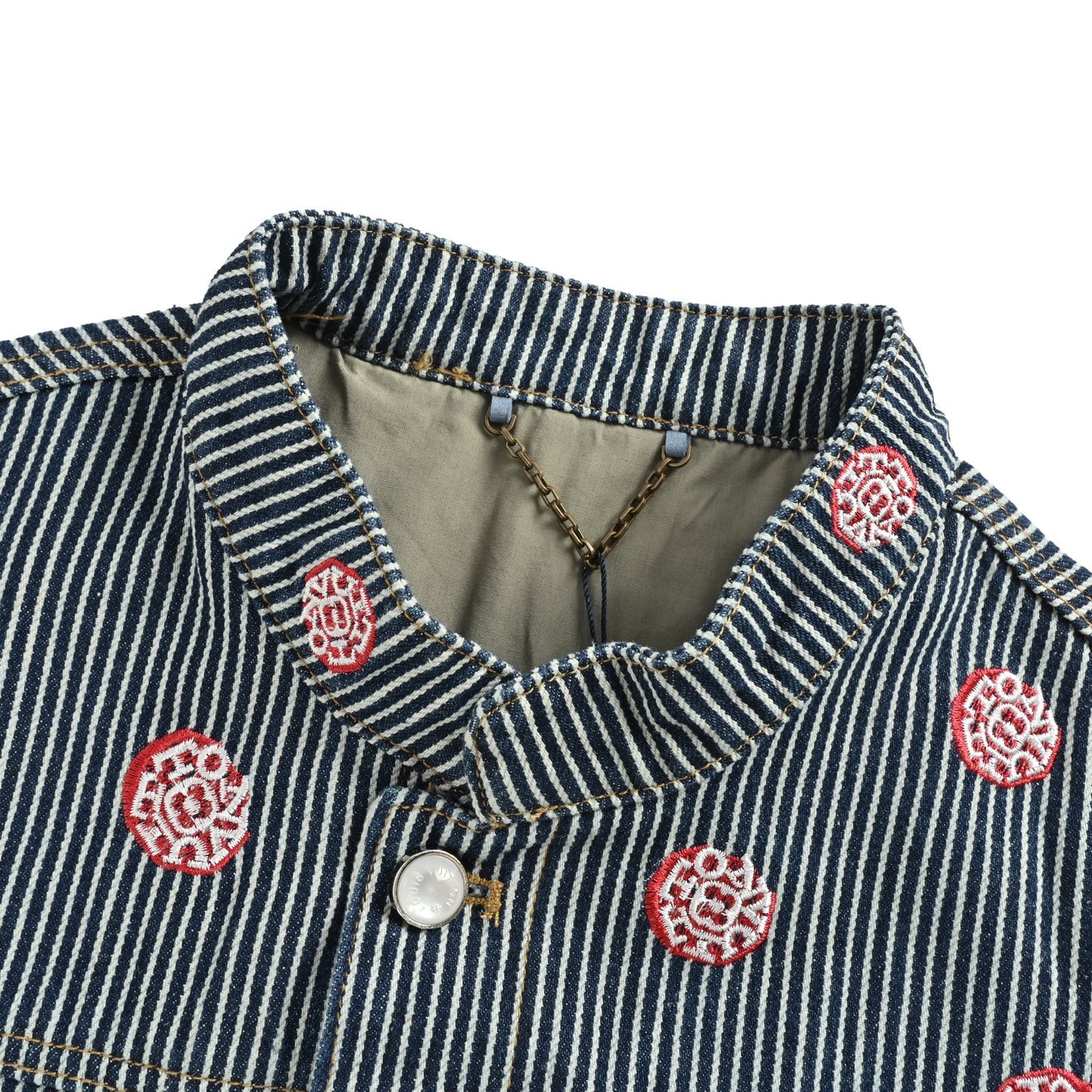 本地自取: Louis Vuitton/路易威登 樱花刺绣竖条纹牛仔套装牛仔外套 王嘉尔同款,原版49800,高订面料采用,430g定制全棉条纹面料,裁片对位刺绣,纽扣都是一体的.洗水后手感透气舒服.车工精密,内里套布工艺,双层工艺. 需要多年经验的老师傅才能做到.匠人精神.手工订不会掉,YB订制珍珠扣,下摆特种机绣花,细节媲美原版,整套低调奢华的设计,走秀款必定属于你的时尚百搭单品,牛仔外套夹克!