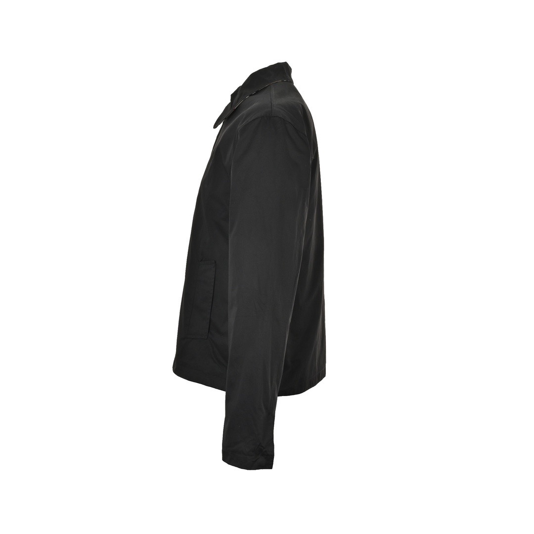 本地自取:💰300
Burberry/巴宝莉 24Fw 战马刺绣内衬格纹夹克外套
外层采用100%优质聚酯纤维面料精心制作,垂坠感自然,抗皱易打理,增加版型硬挺度不易塌,内衬采用100%棉质面料,肤感舒适,质感十足,定织定染,颜色一致,面料表面斜纹肌理清晰,手感舒适垂坠性佳却不会松垮坍塌,有型且有筋骨,内衬选用的是格纹图案,适合叠层穿搭,不挑人穿,男女同款,轻松缔造出简约修长的视觉感,立体剪裁,适中长度修饰美化上身比例,工艺非常的繁琐,需由经验丰富工人低速走线,非常耗时,细节清晰,精美出品,每段工序都紧凑环环相扣的,对工艺技术要求严格,高品质要求出货,成品自然美观,基础纯色经典百搭,内搭外穿完美驾驭,造型上极具现代百搭可塑性,定做全套五金开发,上身低调显高级,非常漂亮的精品,一眼就能看到的繁杂做工,男女同款,定制辅料三标
Size:S-XL