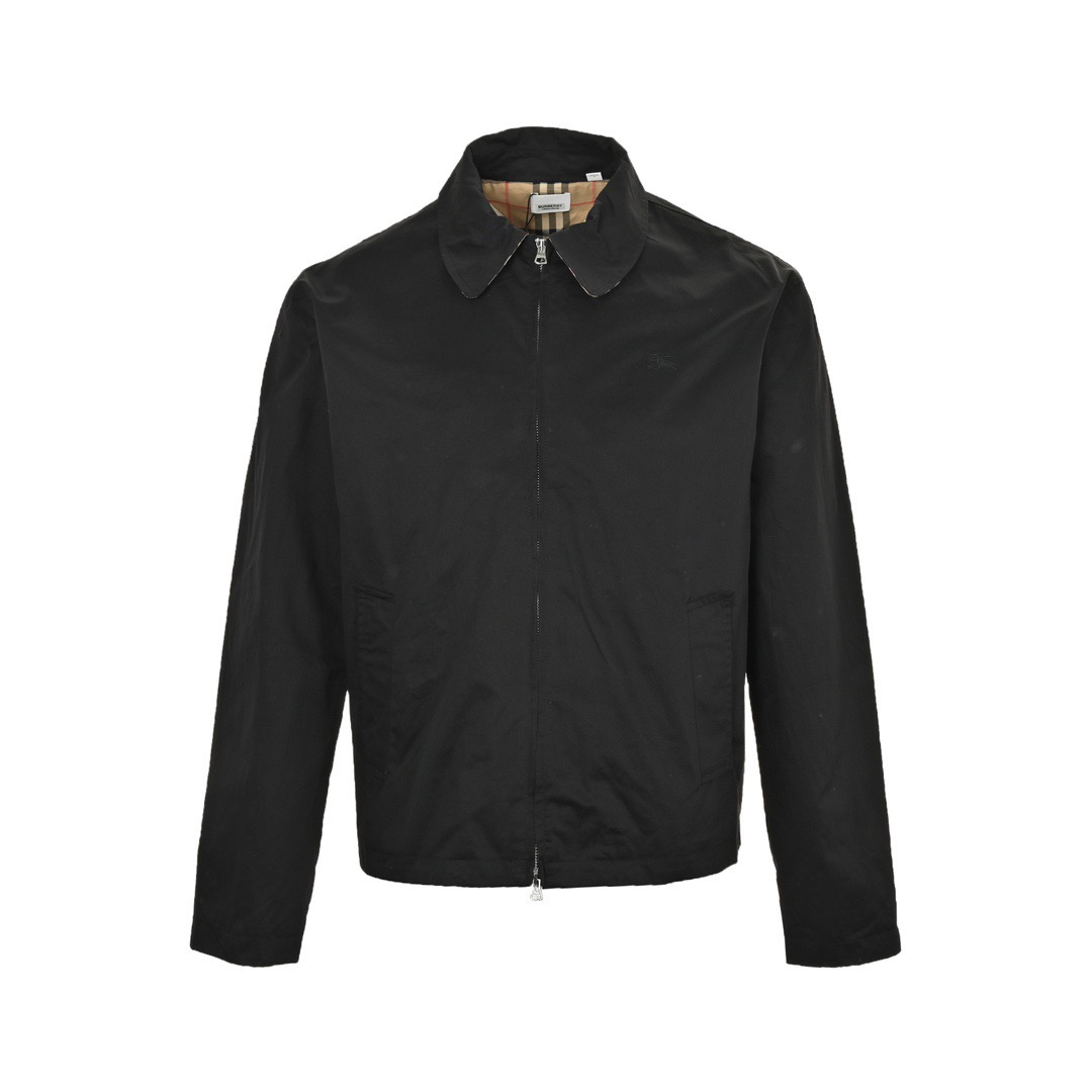 本地自取:💰300
Burberry/巴宝莉 24Fw 战马刺绣内衬格纹夹克外套
外层采用100%优质聚酯纤维面料精心制作,垂坠感自然,抗皱易打理,增加版型硬挺度不易塌,内衬采用100%棉质面料,肤感舒适,质感十足,定织定染,颜色一致,面料表面斜纹肌理清晰,手感舒适垂坠性佳却不会松垮坍塌,有型且有筋骨,内衬选用的是格纹图案,适合叠层穿搭,不挑人穿,男女同款,轻松缔造出简约修长的视觉感,立体剪裁,适中长度修饰美化上身比例,工艺非常的繁琐,需由经验丰富工人低速走线,非常耗时,细节清晰,精美出品,每段工序都紧凑环环相扣的,对工艺技术要求严格,高品质要求出货,成品自然美观,基础纯色经典百搭,内搭外穿完美驾驭,造型上极具现代百搭可塑性,定做全套五金开发,上身低调显高级,非常漂亮的精品,一眼就能看到的繁杂做工,男女同款,定制辅料三标
Size:S-XL