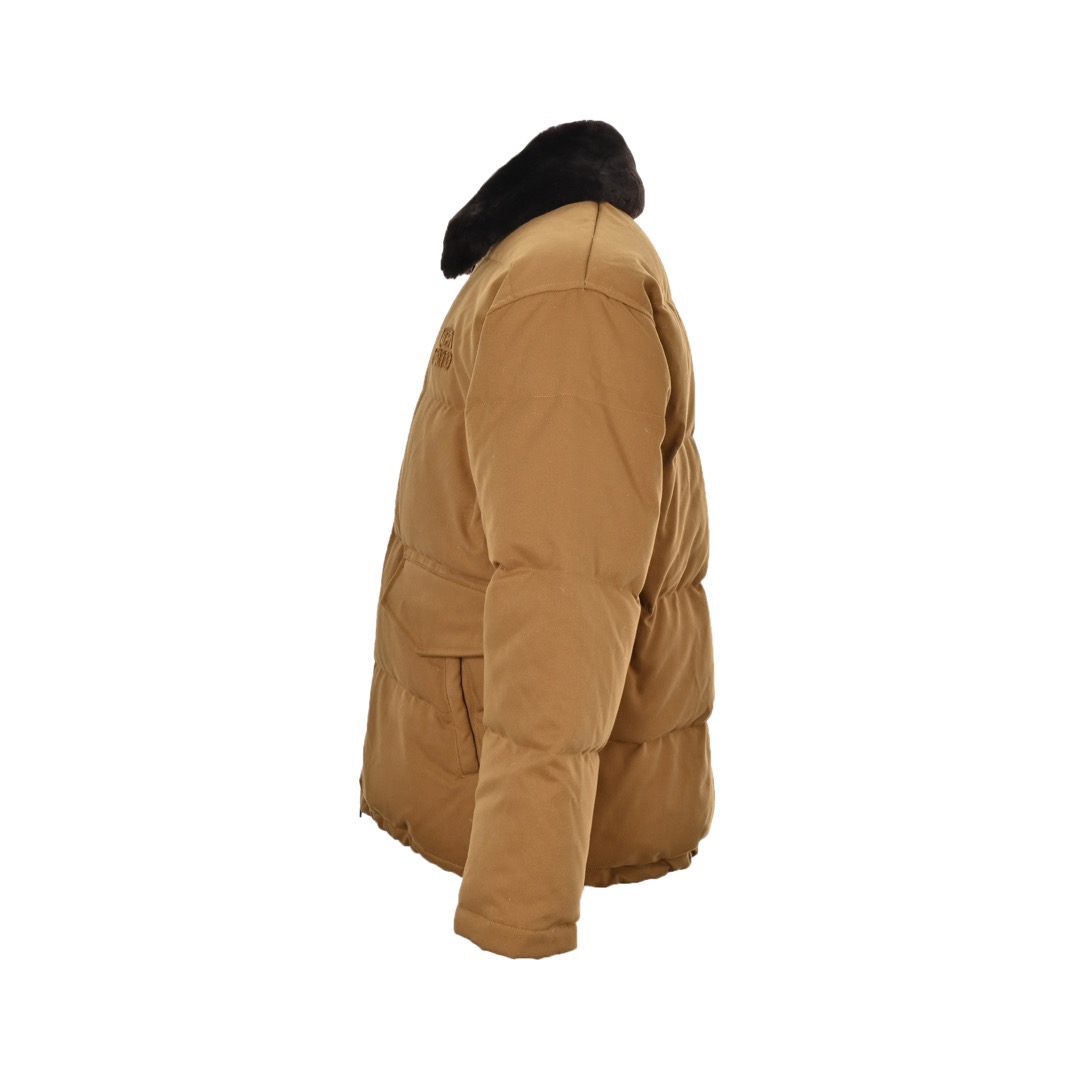 本地自取:💰650
Miu Miu/缪缪 24Fw 贴布小标毛领羽绒服
24最新MIUMIU重磅羽绒
原版3万+购入,开发时间接近半年,每一部分难度都很大
首先,毛领采用百分百真羊毛+百分百真羊皮,做的毛领 俗称皮毛一体,这个毛领需要单独加工产生产开发,毛领的颜色与手感都是定做的与原版非常接近轻松区别市面版本
面料采用百分百棉,这款羽绒面料比较特别,一半羽绒的面料都是比较薄的,这款面料很厚,不用担心跑绒,此款面料必须定做定染,市面是没有现成的,再加上卡其色比较男队,所以很耗时间
五金都是对照原版定做,基本无区别。
刺绣开模刺绣,注意细节点:龙须!这个细节经过多次修改后才完成。
羽绒是用80白鸭绒
强力推荐的一款羽绒服,这款不会推荐错,上身非常好看。
Size:XS-L