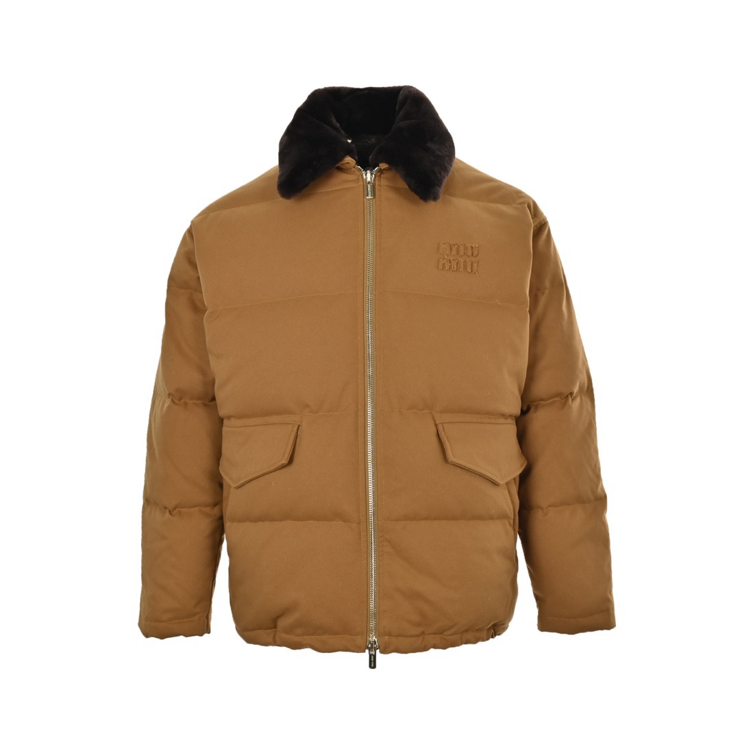 本地自取:💰650
Miu Miu/缪缪 24Fw 贴布小标毛领羽绒服
24最新MIUMIU重磅羽绒
原版3万+购入,开发时间接近半年,每一部分难度都很大
首先,毛领采用百分百真羊毛+百分百真羊皮,做的毛领 俗称皮毛一体,这个毛领需要单独加工产生产开发,毛领的颜色与手感都是定做的与原版非常接近轻松区别市面版本
面料采用百分百棉,这款羽绒面料比较特别,一半羽绒的面料都是比较薄的,这款面料很厚,不用担心跑绒,此款面料必须定做定染,市面是没有现成的,再加上卡其色比较男队,所以很耗时间
五金都是对照原版定做,基本无区别。
刺绣开模刺绣,注意细节点:龙须!这个细节经过多次修改后才完成。
羽绒是用80白鸭绒
强力推荐的一款羽绒服,这款不会推荐错,上身非常好看。
Size:XS-L