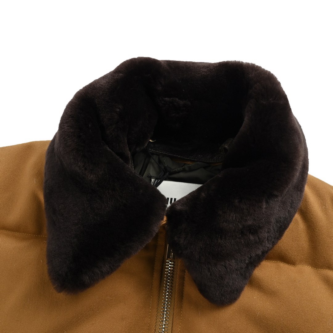 本地自取:💰650
Miu Miu/缪缪 24Fw 贴布小标毛领羽绒服
24最新MIUMIU重磅羽绒
原版3万+购入,开发时间接近半年,每一部分难度都很大
首先,毛领采用百分百真羊毛+百分百真羊皮,做的毛领 俗称皮毛一体,这个毛领需要单独加工产生产开发,毛领的颜色与手感都是定做的与原版非常接近轻松区别市面版本
面料采用百分百棉,这款羽绒面料比较特别,一半羽绒的面料都是比较薄的,这款面料很厚,不用担心跑绒,此款面料必须定做定染,市面是没有现成的,再加上卡其色比较男队,所以很耗时间
五金都是对照原版定做,基本无区别。
刺绣开模刺绣,注意细节点:龙须!这个细节经过多次修改后才完成。
羽绒是用80白鸭绒
强力推荐的一款羽绒服,这款不会推荐错,上身非常好看。
Size:XS-L