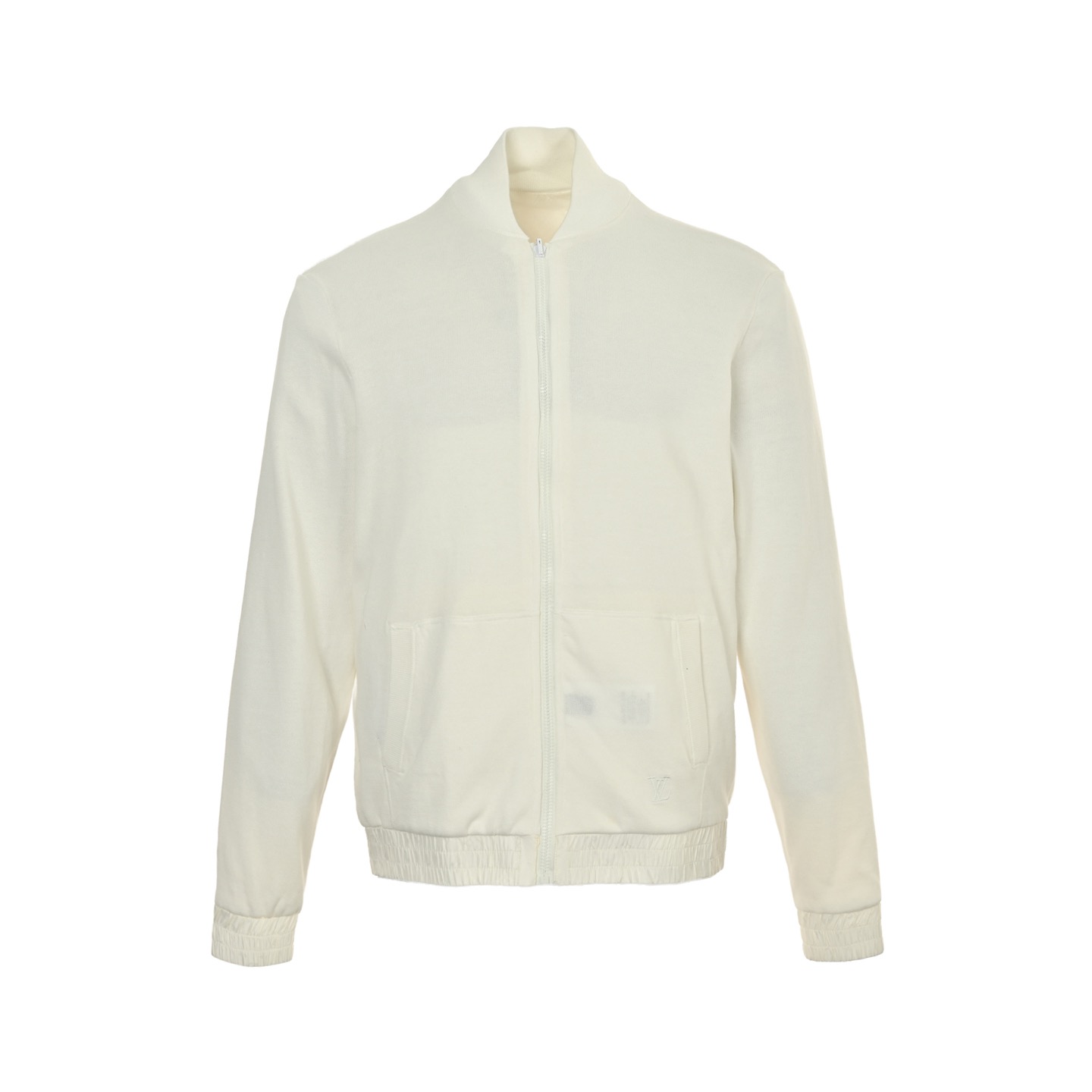 本地自取:💰380
Louis Vuitton/路易威登 25Fw 暗纹老花拼接双面毛衣夹克
一面是光泽科技面料搭配满印提花老花 Monogram 图案,时尚感直接拉满,双拉链头和针织饰边的设计细节感爆棚,随便搭配-条牛仔裤,出街就是焦点。
翻到另一面,密纺棉布针织面料给人一种不一样的质感,罗纹领口、Monogram帆布下摆及袖口,精致又舒适。袋鼠口袋上的 1V 标识刺绣真的太加分啦,满满的品牌辨识度。
Size:S-XL