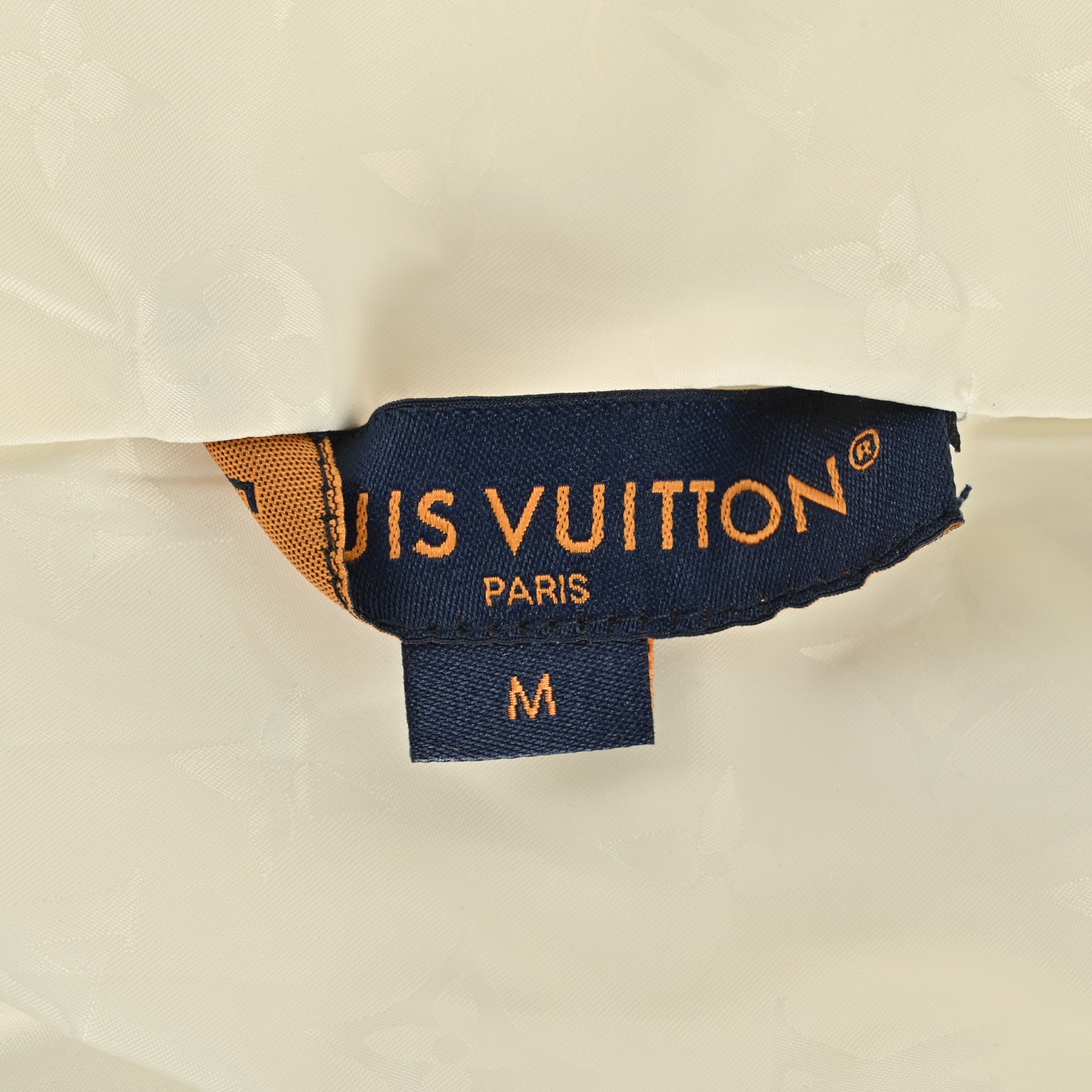 本地自取:💰380
Louis Vuitton/路易威登 25Fw 暗纹老花拼接双面毛衣夹克
一面是光泽科技面料搭配满印提花老花 Monogram 图案,时尚感直接拉满,双拉链头和针织饰边的设计细节感爆棚,随便搭配-条牛仔裤,出街就是焦点。
翻到另一面,密纺棉布针织面料给人一种不一样的质感,罗纹领口、Monogram帆布下摆及袖口,精致又舒适。袋鼠口袋上的 1V 标识刺绣真的太加分啦,满满的品牌辨识度。
Size:S-XL
