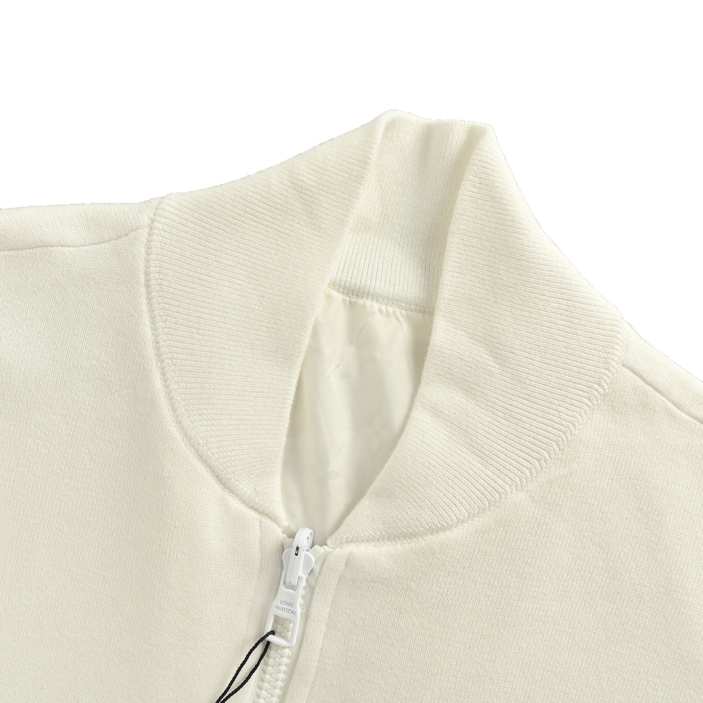 本地自取:💰380
Louis Vuitton/路易威登 25Fw 暗纹老花拼接双面毛衣夹克
一面是光泽科技面料搭配满印提花老花 Monogram 图案,时尚感直接拉满,双拉链头和针织饰边的设计细节感爆棚,随便搭配-条牛仔裤,出街就是焦点。
翻到另一面,密纺棉布针织面料给人一种不一样的质感,罗纹领口、Monogram帆布下摆及袖口,精致又舒适。袋鼠口袋上的 1V 标识刺绣真的太加分啦,满满的品牌辨识度。
Size:S-XL