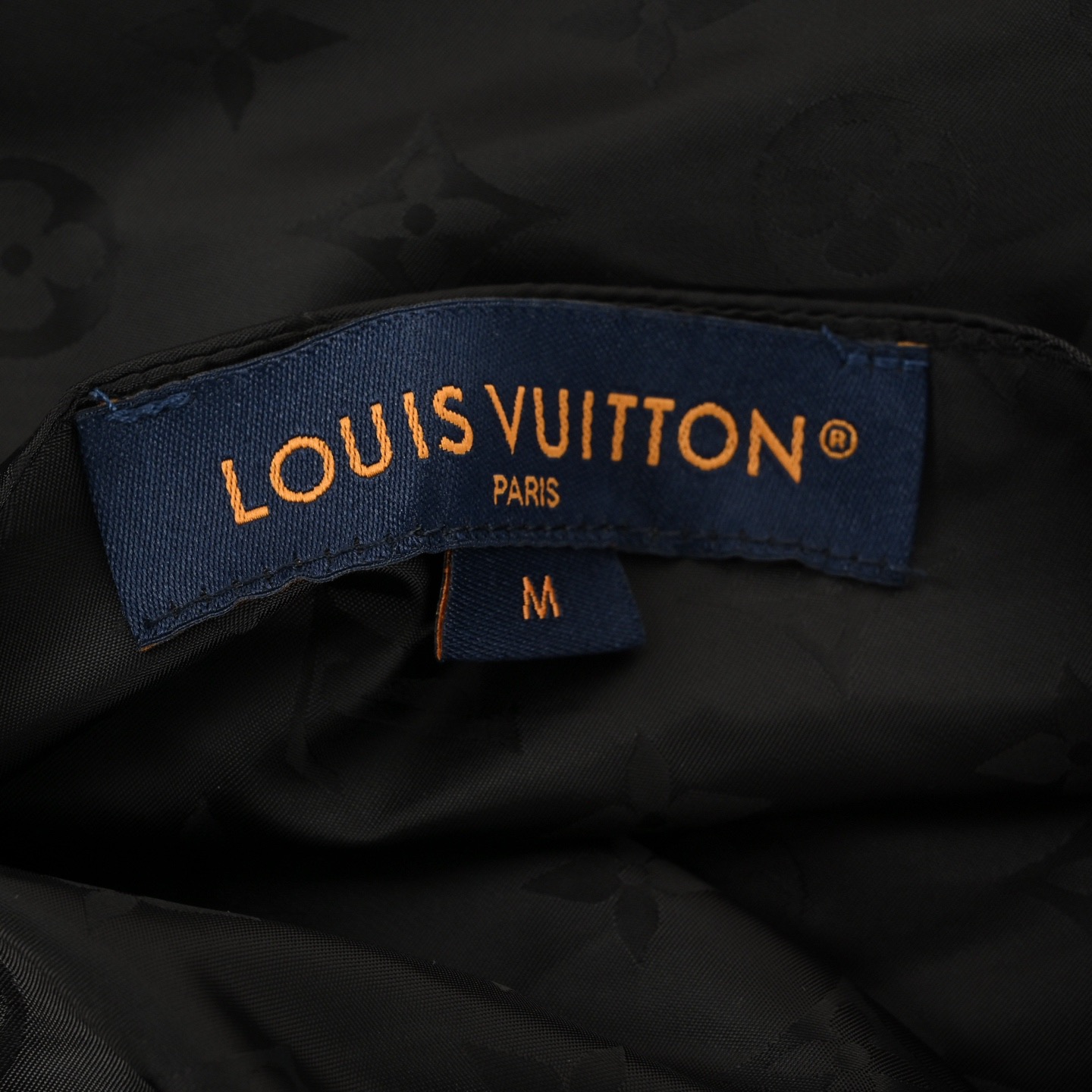 本地自取:💰380
Louis Vuitton/路易威登 25Fw 暗纹老花拼接双面毛衣夹克
一面是光泽科技面料搭配满印提花老花 Monogram 图案,时尚感直接拉满,双拉链头和针织饰边的设计细节感爆棚,随便搭配-条牛仔裤,出街就是焦点。
翻到另一面,密纺棉布针织面料给人一种不一样的质感,罗纹领口、Monogram帆布下摆及袖口,精致又舒适。袋鼠口袋上的 1V 标识刺绣真的太加分啦,满满的品牌辨识度。
Size:S-XL