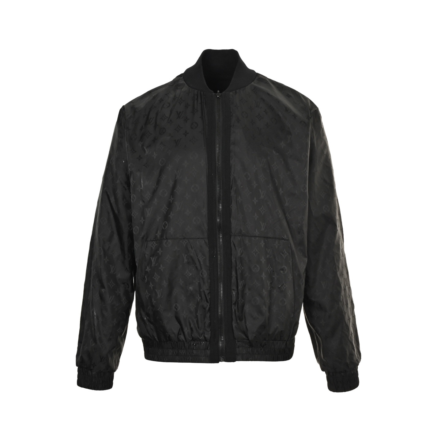 本地自取:💰380
Louis Vuitton/路易威登 25Fw 暗纹老花拼接双面毛衣夹克
一面是光泽科技面料搭配满印提花老花 Monogram 图案,时尚感直接拉满,双拉链头和针织饰边的设计细节感爆棚,随便搭配-条牛仔裤,出街就是焦点。
翻到另一面,密纺棉布针织面料给人一种不一样的质感,罗纹领口、Monogram帆布下摆及袖口,精致又舒适。袋鼠口袋上的 1V 标识刺绣真的太加分啦,满满的品牌辨识度。
Size:S-XL