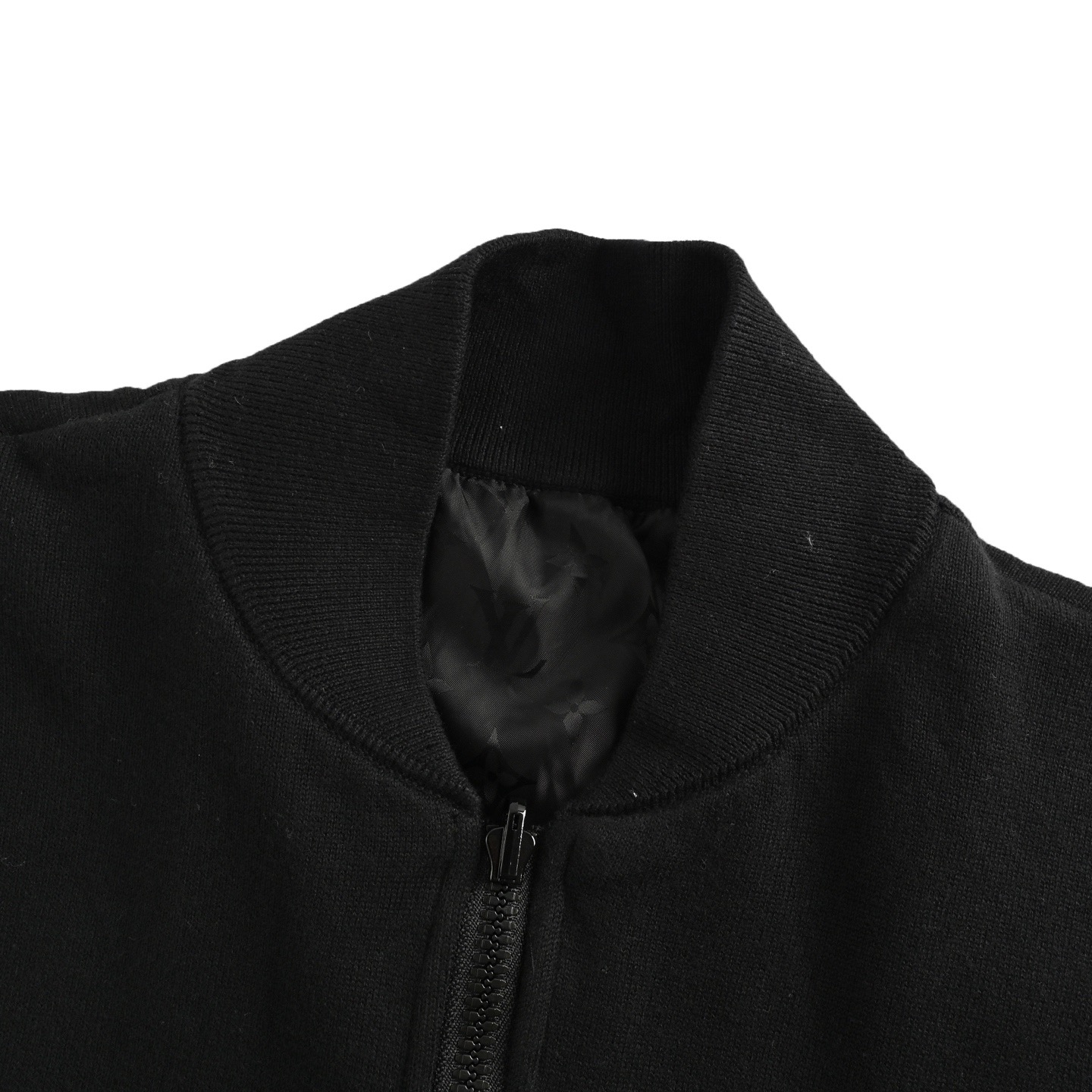 本地自取:💰380
Louis Vuitton/路易威登 25Fw 暗纹老花拼接双面毛衣夹克
一面是光泽科技面料搭配满印提花老花 Monogram 图案,时尚感直接拉满,双拉链头和针织饰边的设计细节感爆棚,随便搭配-条牛仔裤,出街就是焦点。
翻到另一面,密纺棉布针织面料给人一种不一样的质感,罗纹领口、Monogram帆布下摆及袖口,精致又舒适。袋鼠口袋上的 1V 标识刺绣真的太加分啦,满满的品牌辨识度。
Size:S-XL