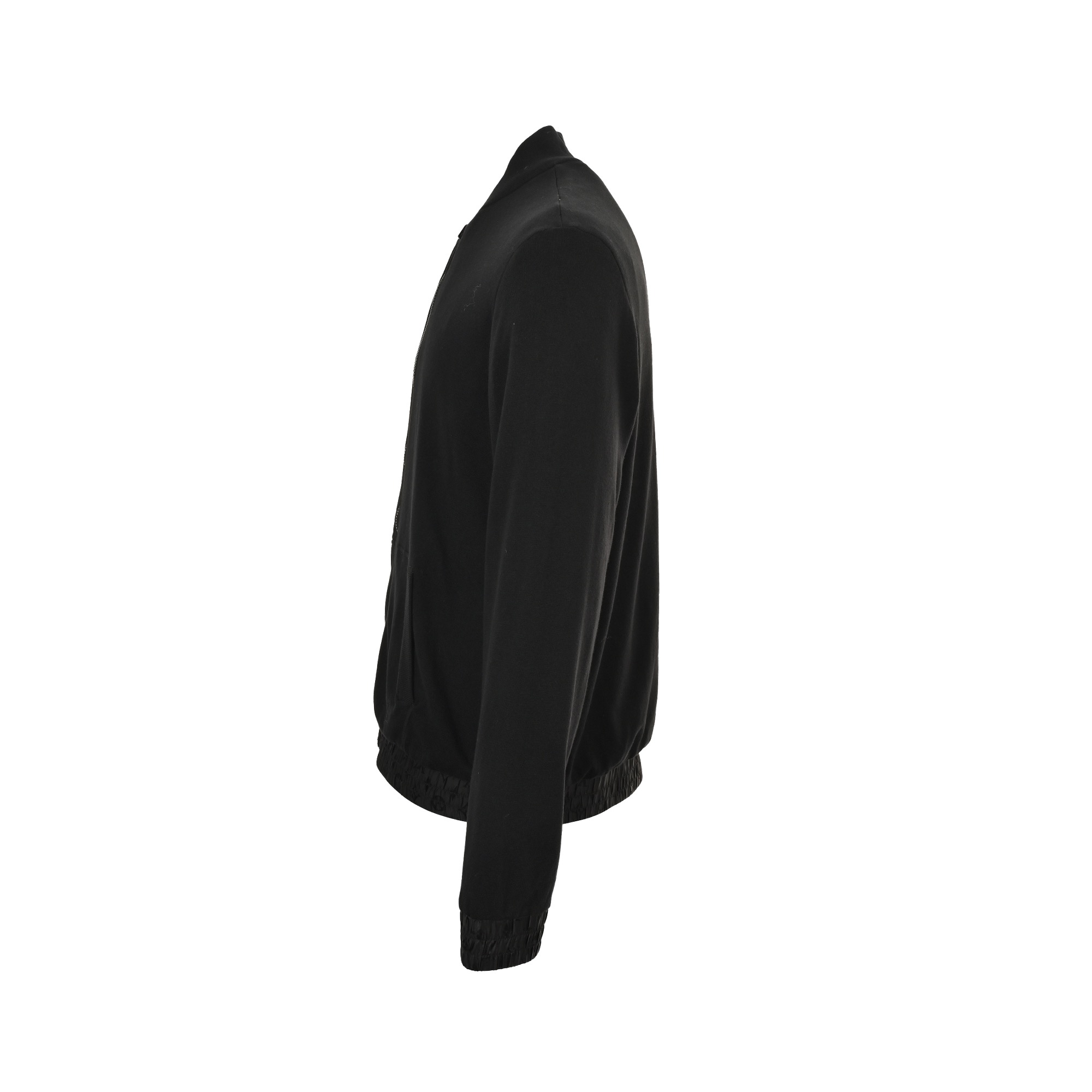 本地自取:💰380
Louis Vuitton/路易威登 25Fw 暗纹老花拼接双面毛衣夹克
一面是光泽科技面料搭配满印提花老花 Monogram 图案,时尚感直接拉满,双拉链头和针织饰边的设计细节感爆棚,随便搭配-条牛仔裤,出街就是焦点。
翻到另一面,密纺棉布针织面料给人一种不一样的质感,罗纹领口、Monogram帆布下摆及袖口,精致又舒适。袋鼠口袋上的 1V 标识刺绣真的太加分啦,满满的品牌辨识度。
Size:S-XL