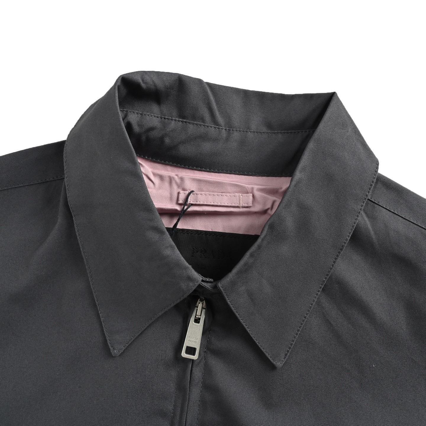 本地自取: 💰370
Prada/普拉达 25Fw 小标拼色夹克外套
双面双色 老干部 行政夹克,高质感穿搭还得是Prada,复古又清新的颜色,藏蓝色搭配墨绿色,卡其色搭配水蓝色,烟灰色搭配淡粉色
胸口采用简洁的小logo设计
Size:46-52