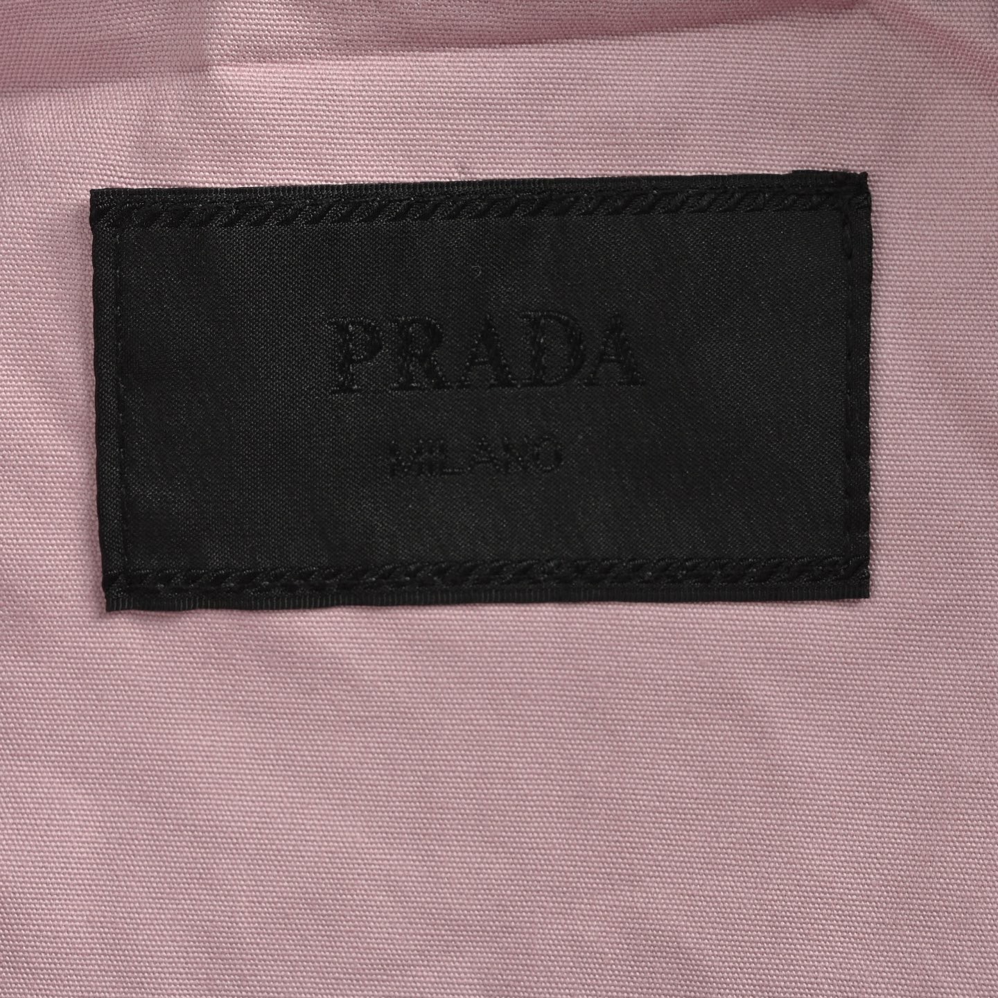 本地自取: 💰370
Prada/普拉达 25Fw 小标拼色夹克外套
双面双色 老干部 行政夹克,高质感穿搭还得是Prada,复古又清新的颜色,藏蓝色搭配墨绿色,卡其色搭配水蓝色,烟灰色搭配淡粉色
胸口采用简洁的小logo设计
Size:46-52